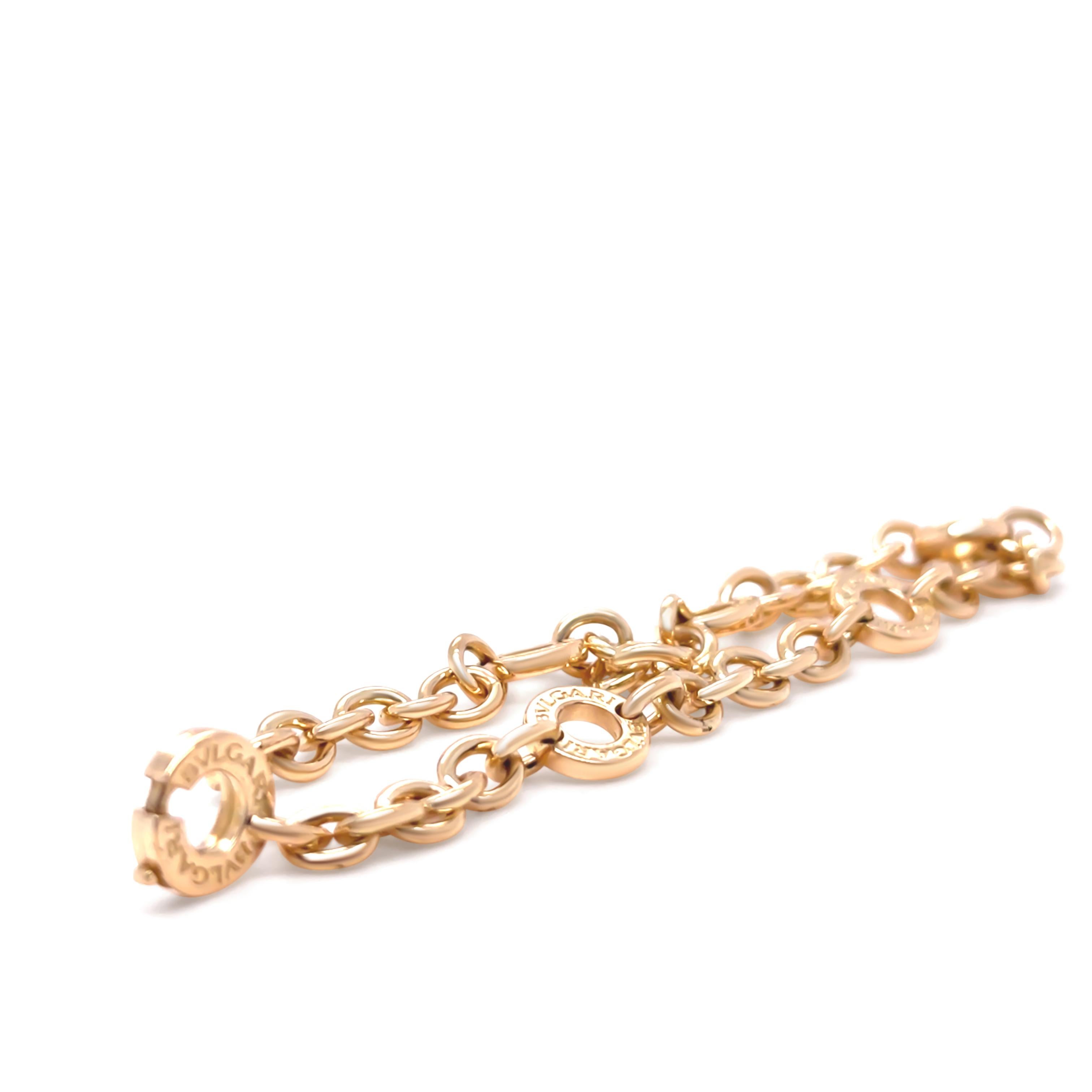 Ce bracelet Bvlgari, rare et élégant, est réalisé en luxueux or jaune 18 ct. Il se compose d'une chaîne à maillons ovales ornée de six stations à cercle ouvert, chacune gravée de la signature Bvlgari, y compris le fermoir intégré. La finition polie