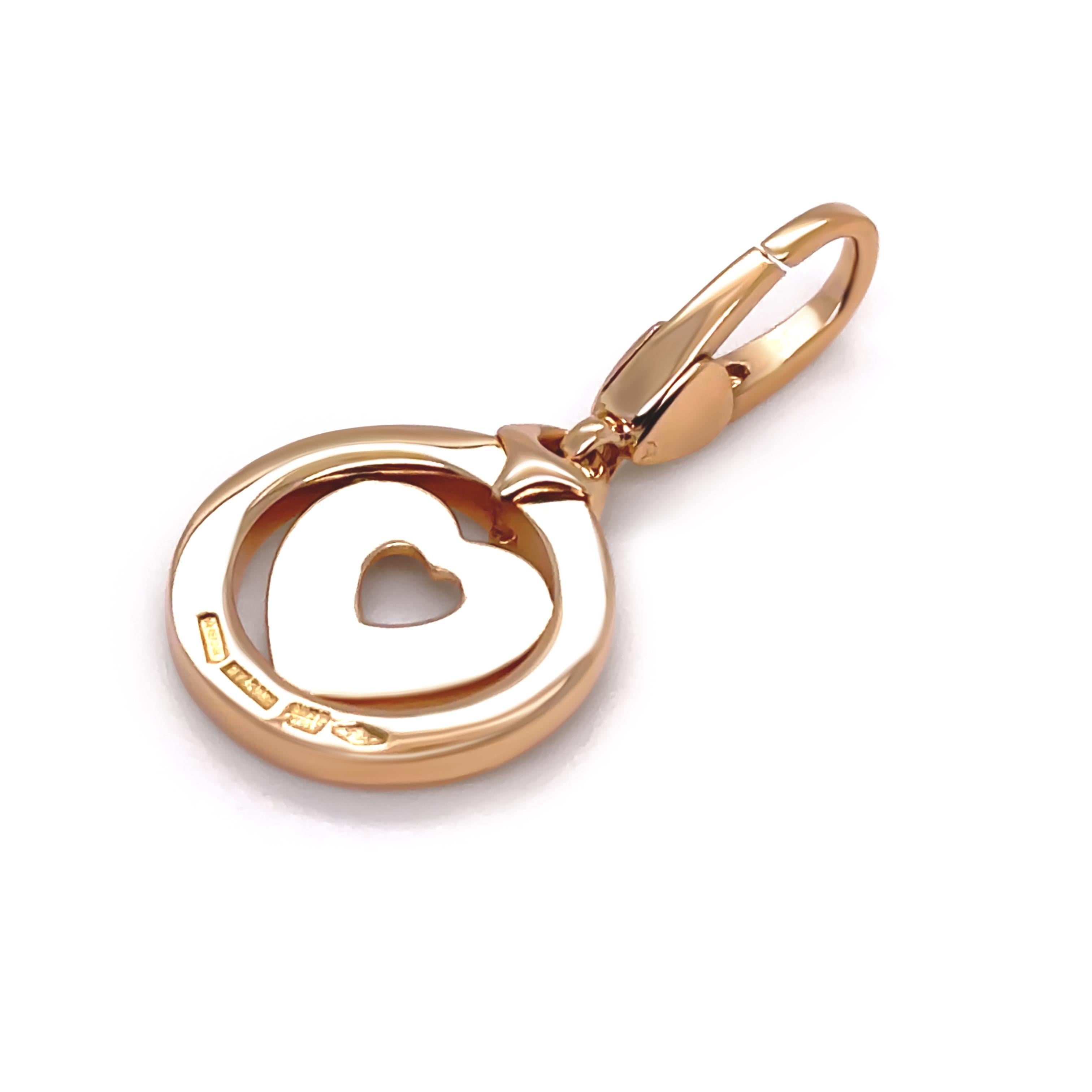 Questo raro e raffinato ciondolo a forma di cuore di Bvlgari è realizzato in oro giallo 18 carati e sfoggia l'iconico Design/One del marchio con un motivo a cuore senza tempo. Il ciondolo misura 28 mm di lunghezza con la balla, 13 mm di diametro e