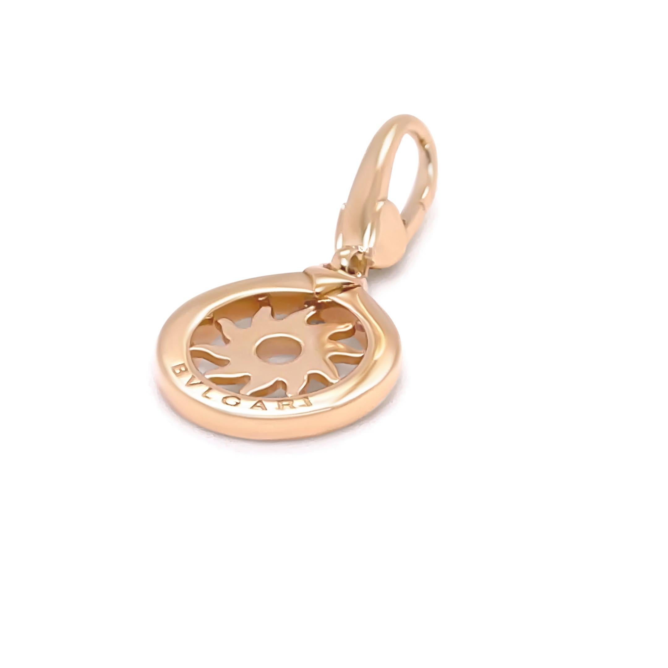 This elegant Bvlgari Tondo pendant is beautifully crafted in 18ct yellow gold, featuring a swirling sunburst design within an open circular frame. The high-polish finish enhances the sculptural detail, making it a radiant and timeless piece suitable