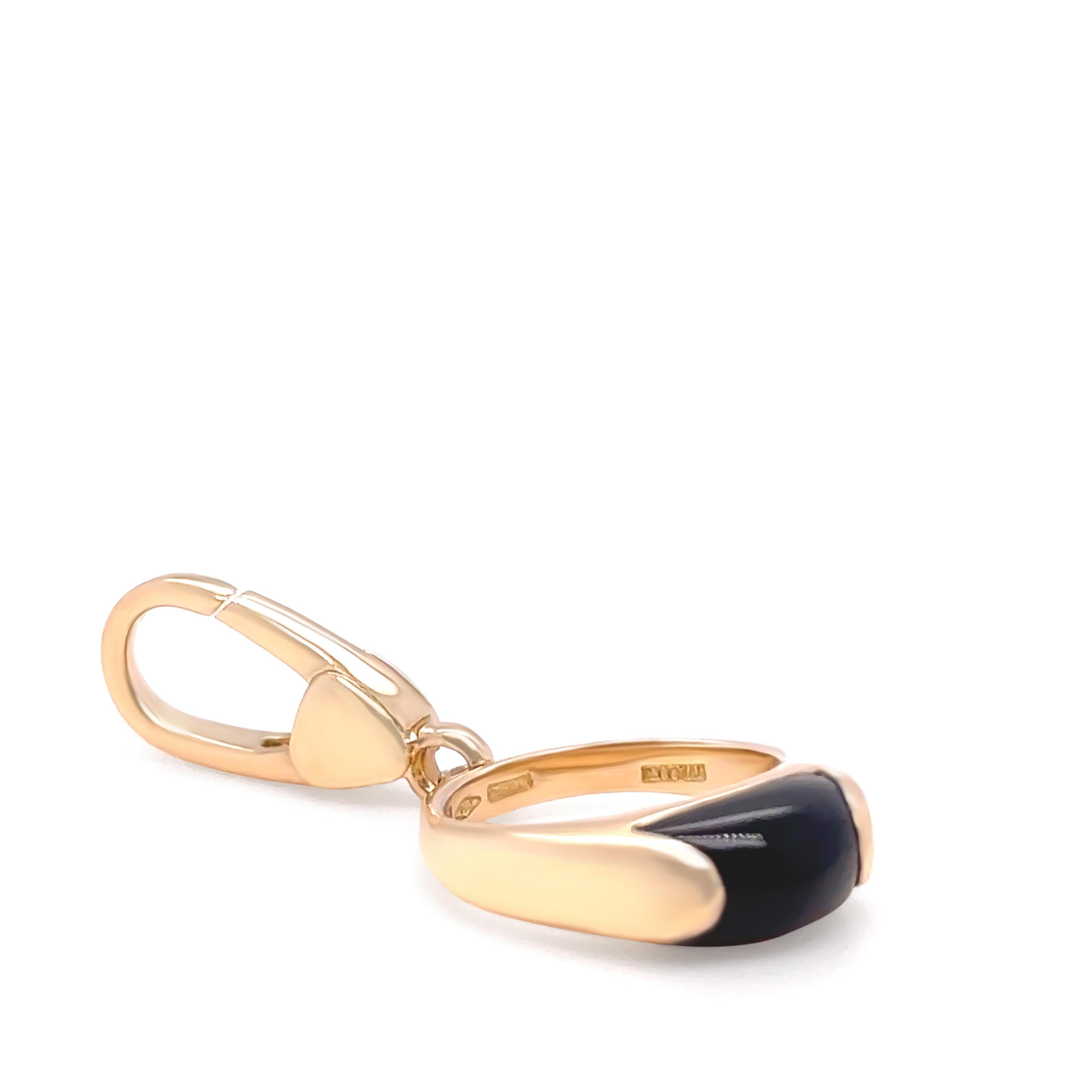 Questo raro ed elegante ciondolo Bvlgari Tronchetto è realizzato in oro giallo 18 ct e presenta un caratteristico design a mini anelli dell'iconica collezione Tronchetto. Al centro si trova una barra di onice nera lucida, perfettamente incastonata