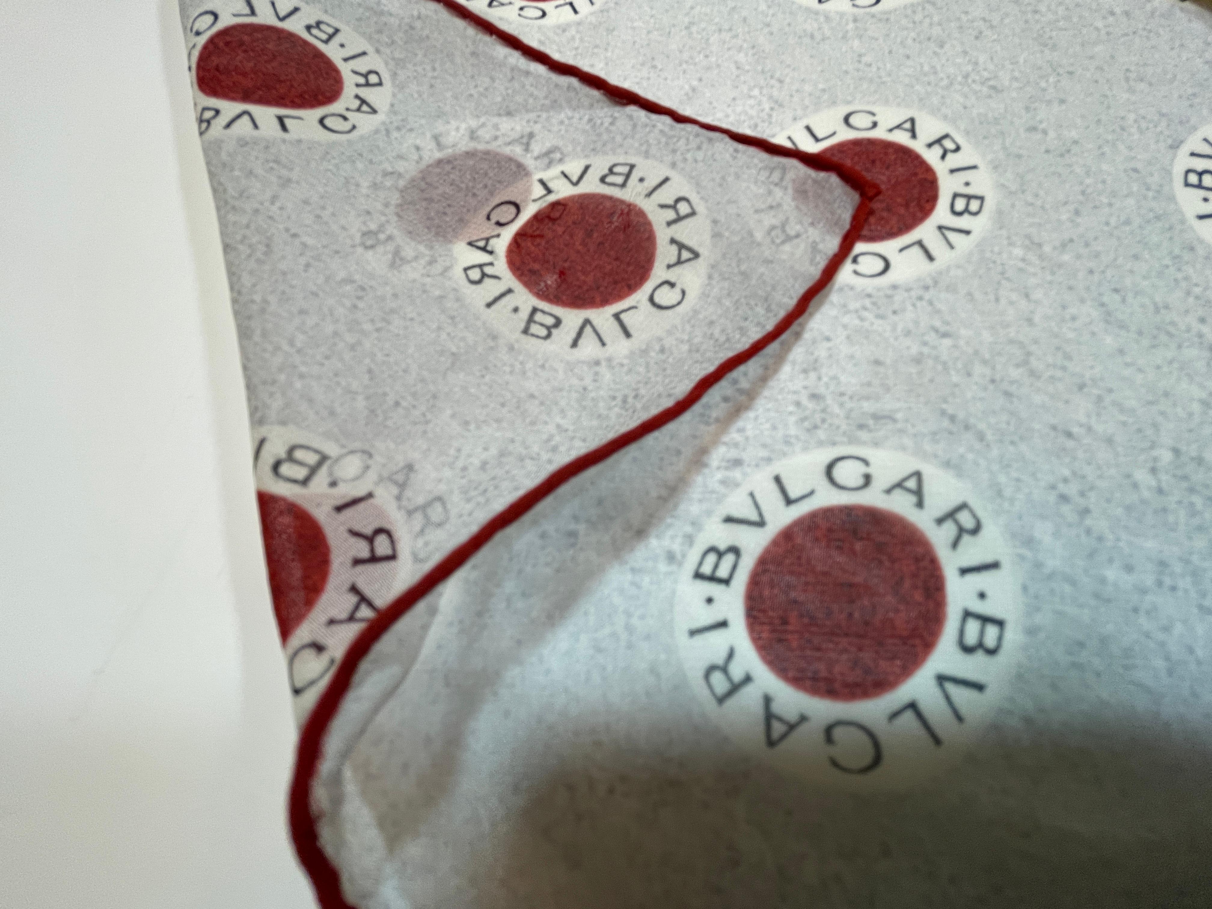 BVLGARI - Écharpe en soie à logo Dot Dot Rouge en vente 8