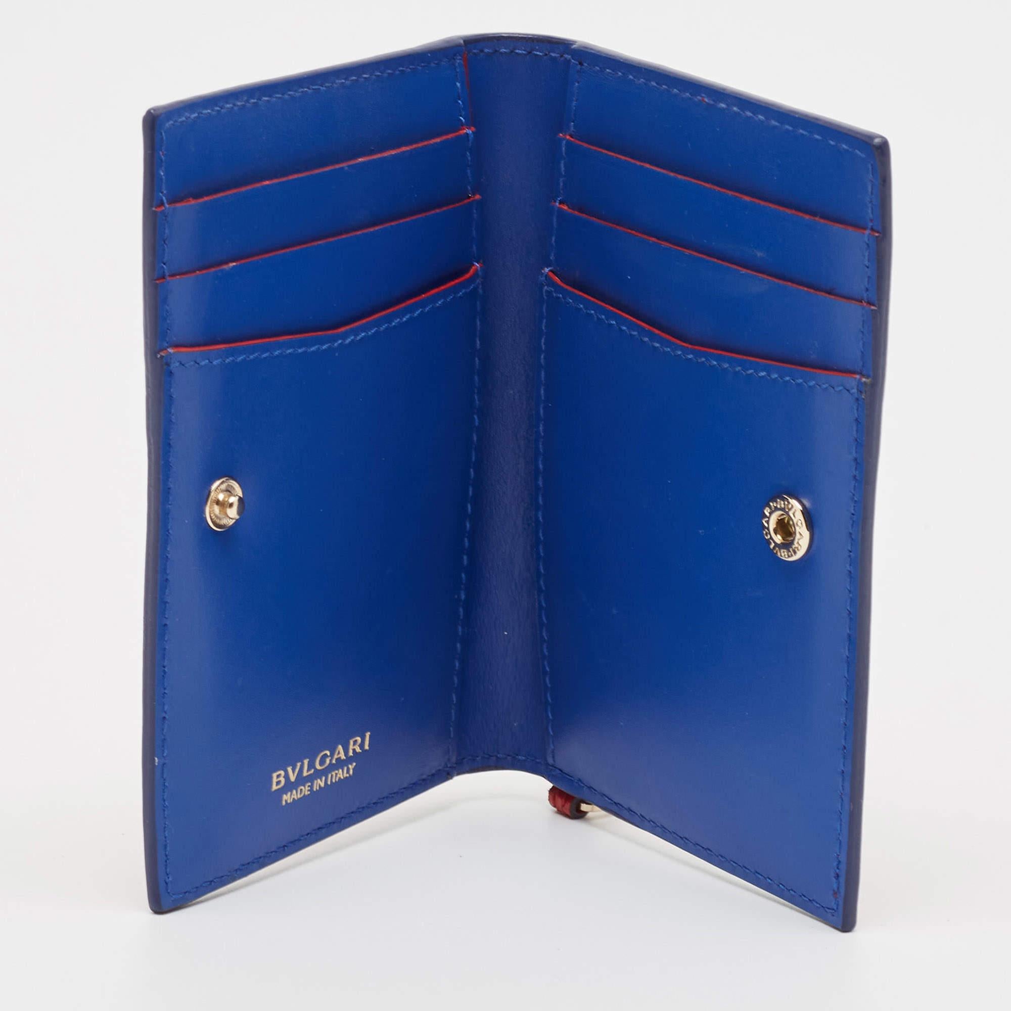 Compact and stylish this wallet will be your favorite grab and go companion. Designed from quality materials its interior is divided into different compartments to store your cards and cash perfectly.