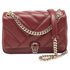 Bolso de hombro Bvlgari de piel acolchada roja con cabujón Serpenti pequeño
