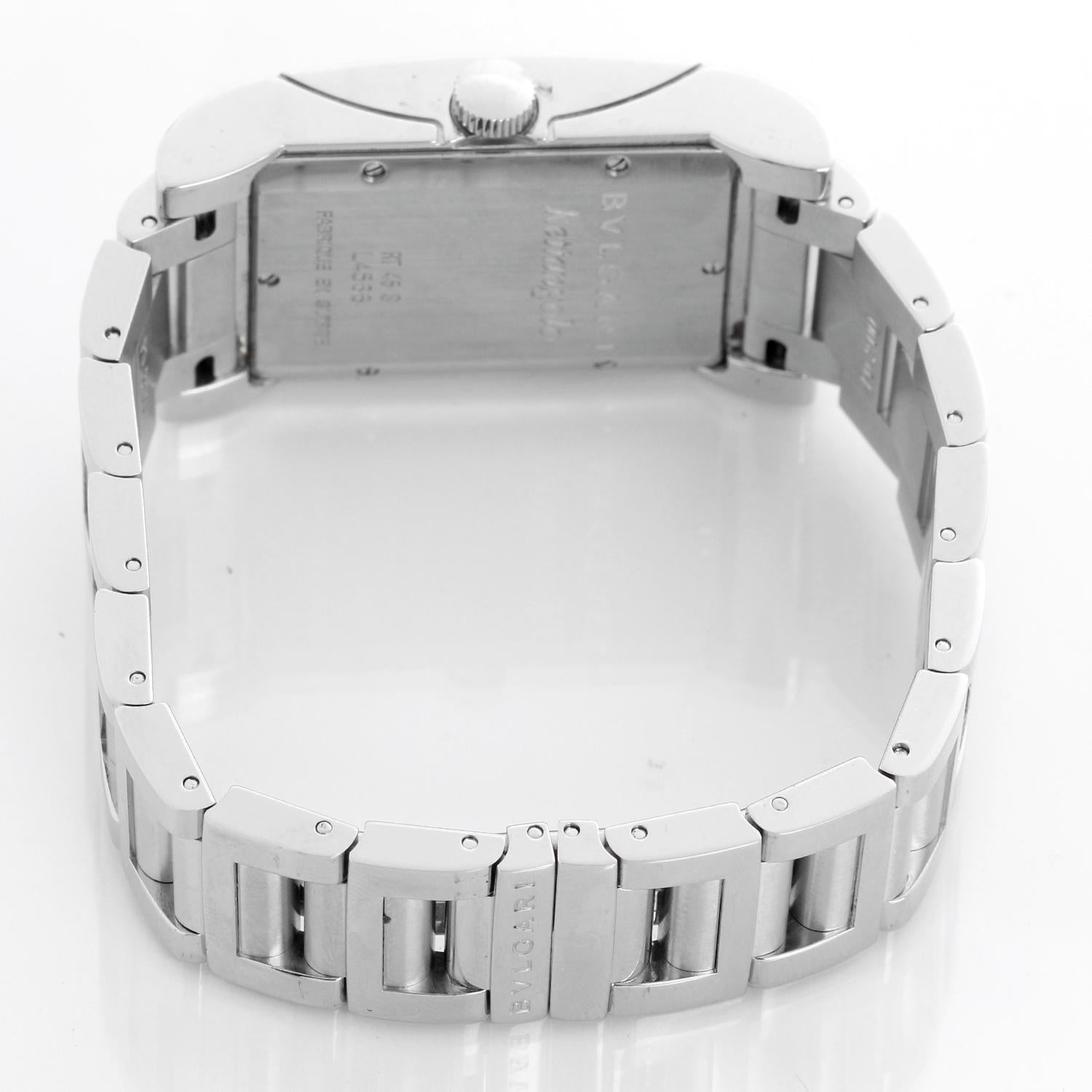 Bvlgari Rettangolo Midsize-Edelstahluhr RT 45S - Automatik. Gehäuse aus rostfreiem Stahl (26 mm x 45 mm). Weißes Zifferblatt mit silberfarbenen Markierungen und großen arabischen 3 & 9. Edelstahl Bvlgari Armband mit Faltschließe; dies wird ein 6 1/4