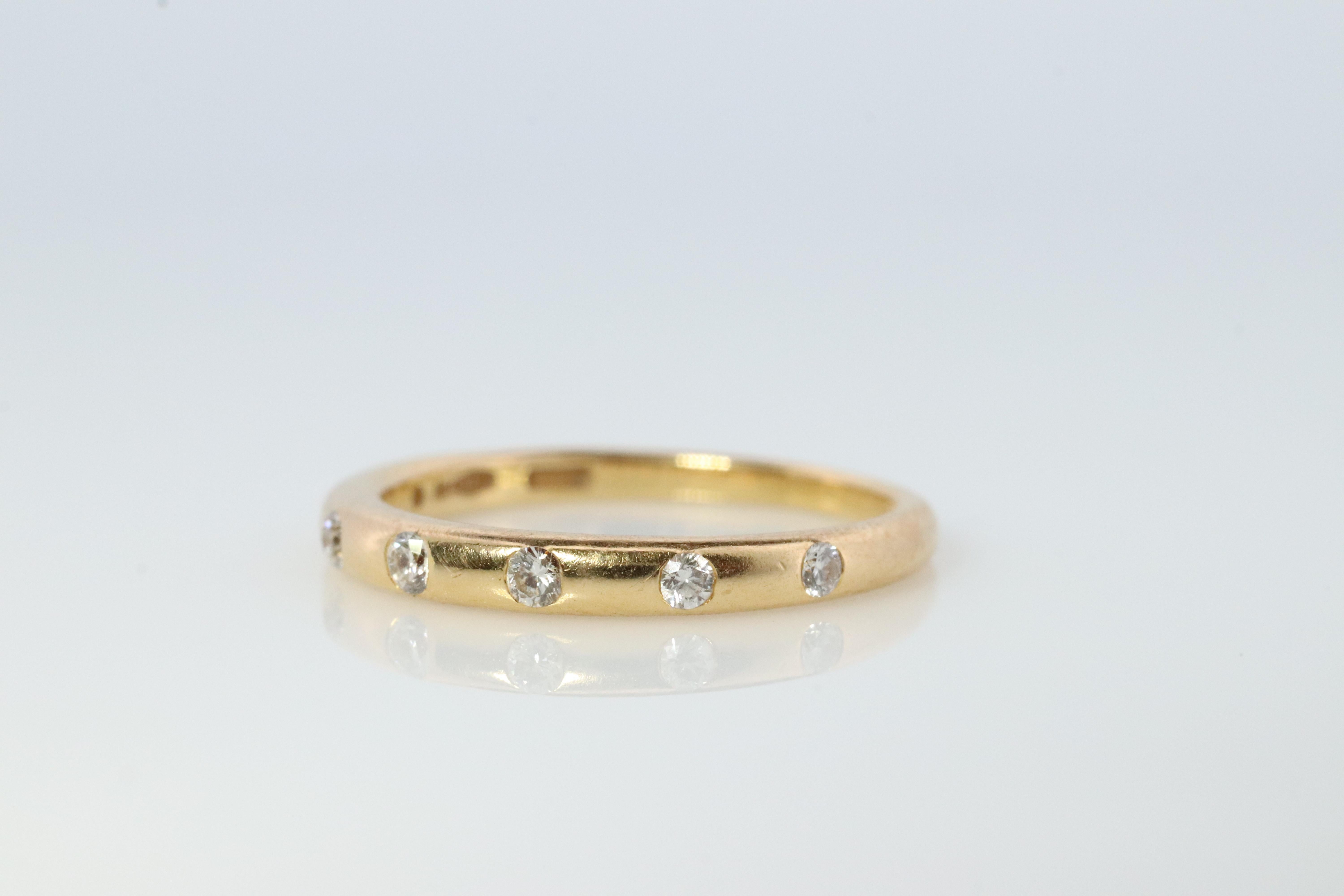 Authentic Bulgari FEDI 18k Yellow Gold Band.

7 Diamonds bezel set.

Bvlgari Comfort Fit

Size 4.25
2.25mm wide