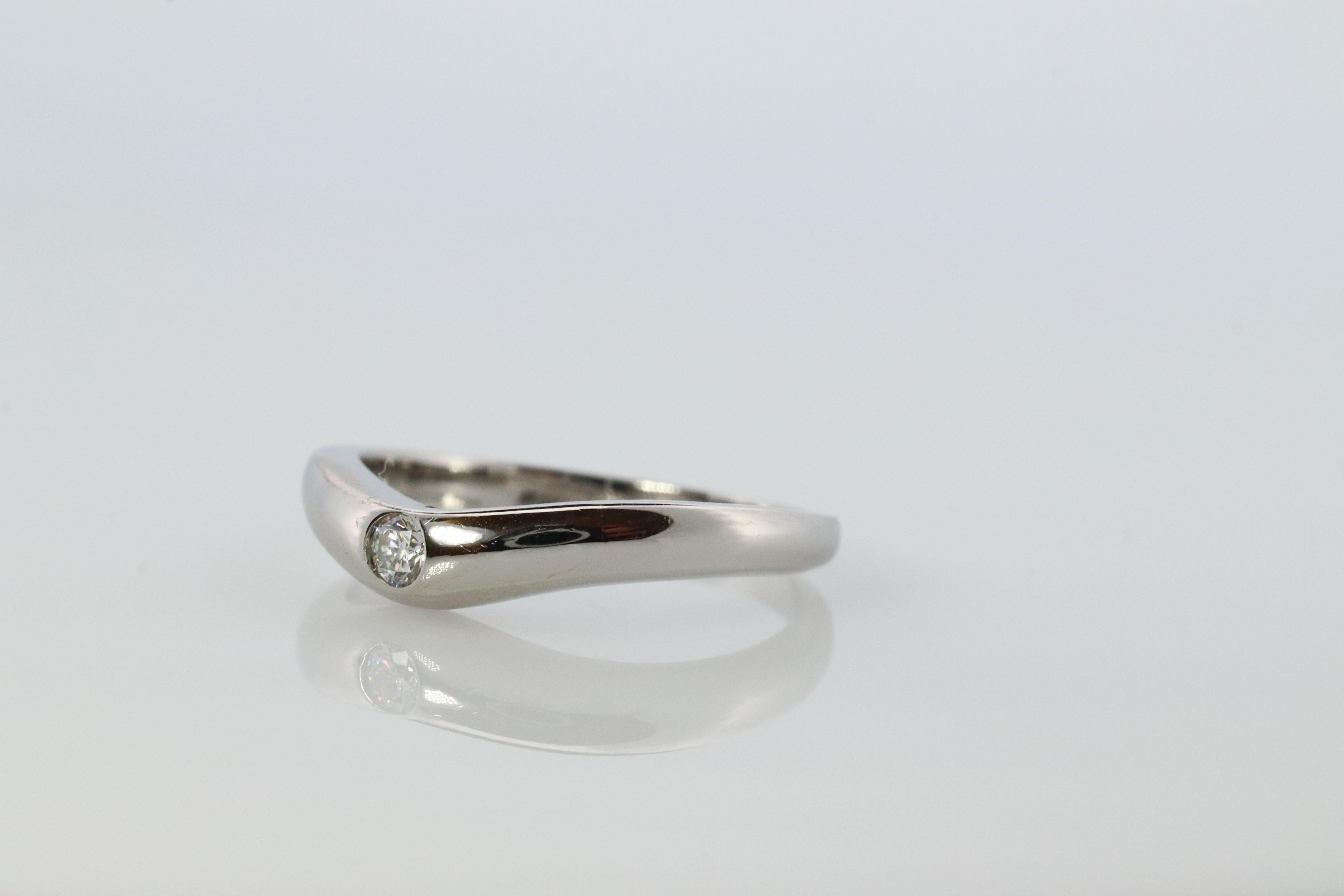 Autentica fascia di diamanti Bulgari Corona Solitaire.

Anello Bvlgari Wave

PT950 Platino

Misura 5,75
4.1 grammi