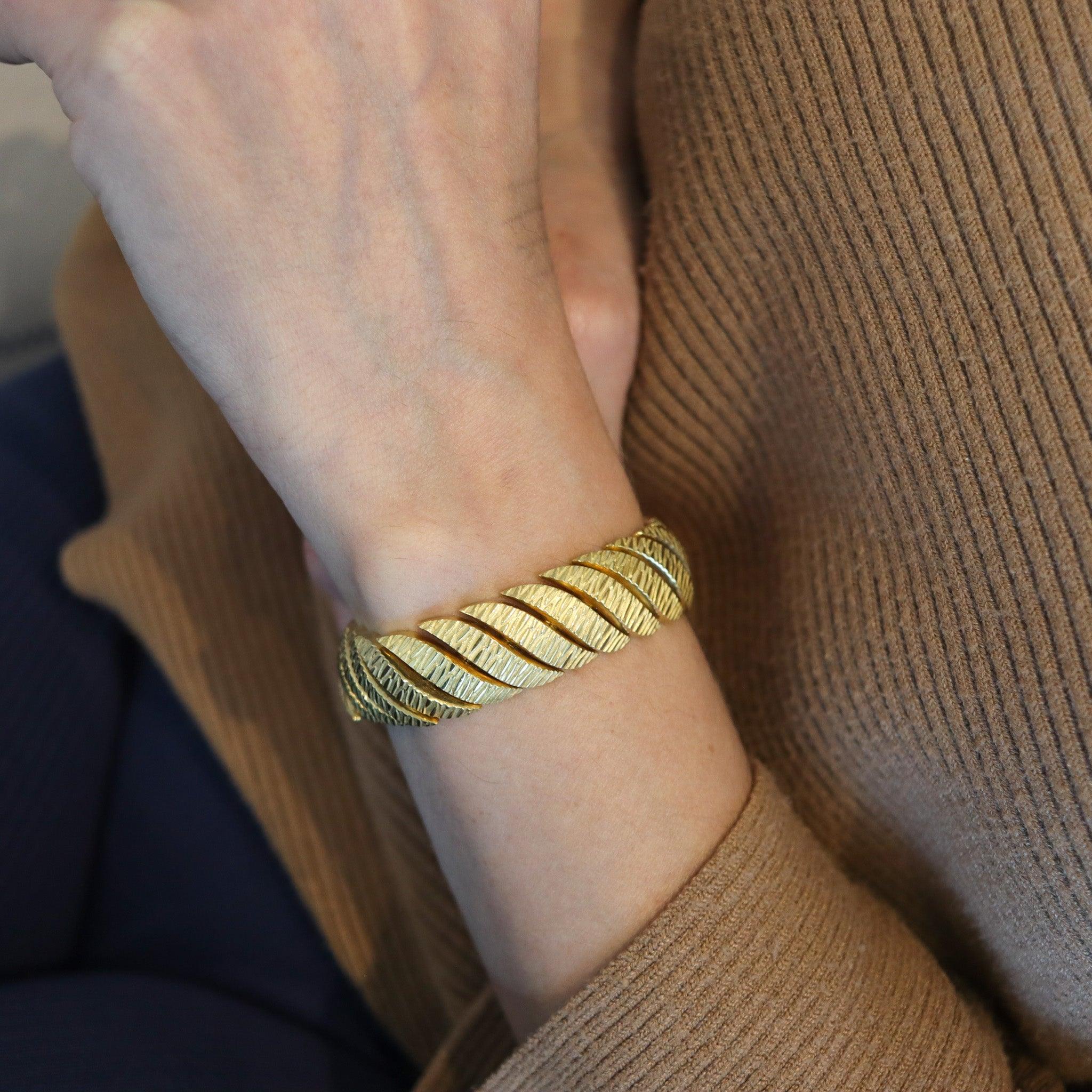 Bracciale flessibile snodabile disegnato da Bvlgari. 

Si tratta di un bracciale eccezionalmente raro, creato in Italia dall'iconica casa di gioielli Bvlgari nel 1960. Questo bracciale è stato accuratamente realizzato con maglie flessibili e