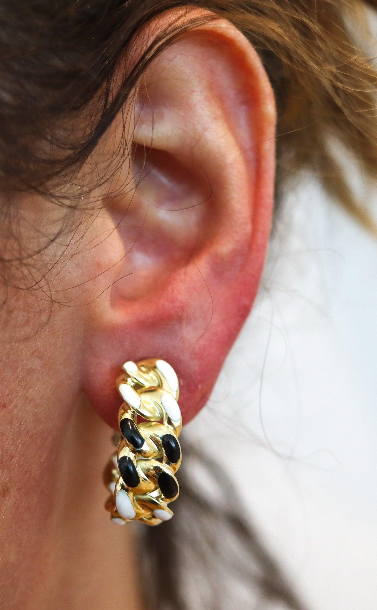Créoles émaillées conçues par Bvlgari.

Il s'agit d'une magnifique et rare paire de boucles d'oreilles créées en Italie par la maison de joaillerie Bvlgari, à la fin des années 1970. Les boucles d'oreilles vintage ont été conçues comme une paire