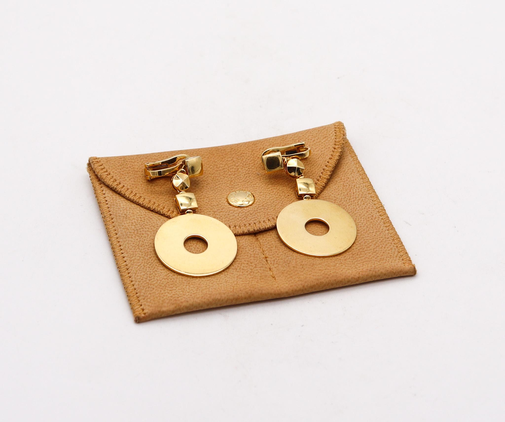Boucles d'oreilles pendantes conçues par Bvlgari.

Boucles d'oreilles géométriques rares, créées à Romae Jewelry en Italie par la maison de joaillerie Bvlgari. Ces boucles d'oreilles pendantes contemporaines ont été réalisées en or jaune massif de