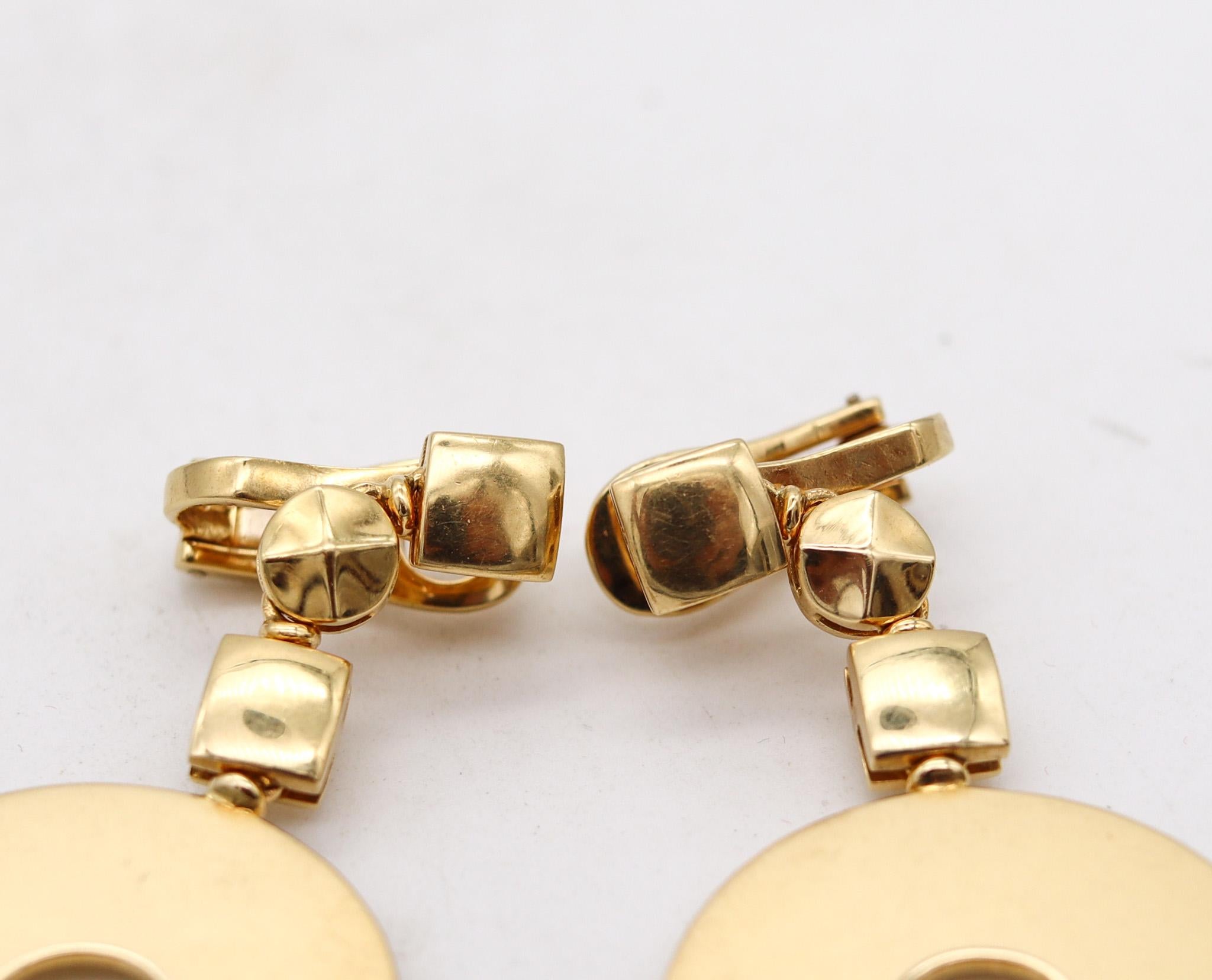 Paire de boucles d'oreilles pendantes géométriques Bvlgari Roma 1970 en or jaune 18 carats Excellent état - En vente à Miami, FL
