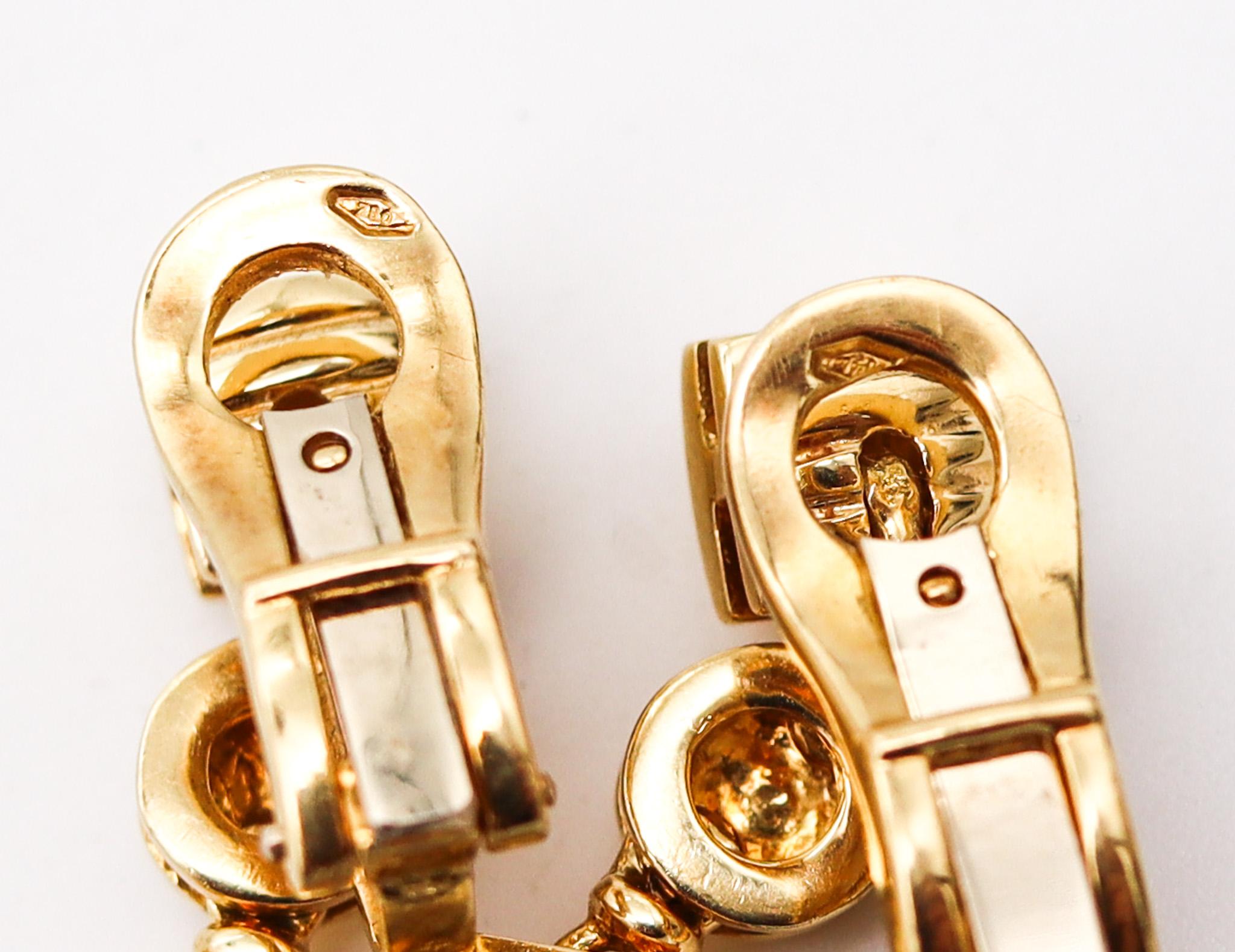 Paire de boucles d'oreilles pendantes géométriques Bvlgari Roma 1970 en or jaune 18 carats Pour femmes en vente