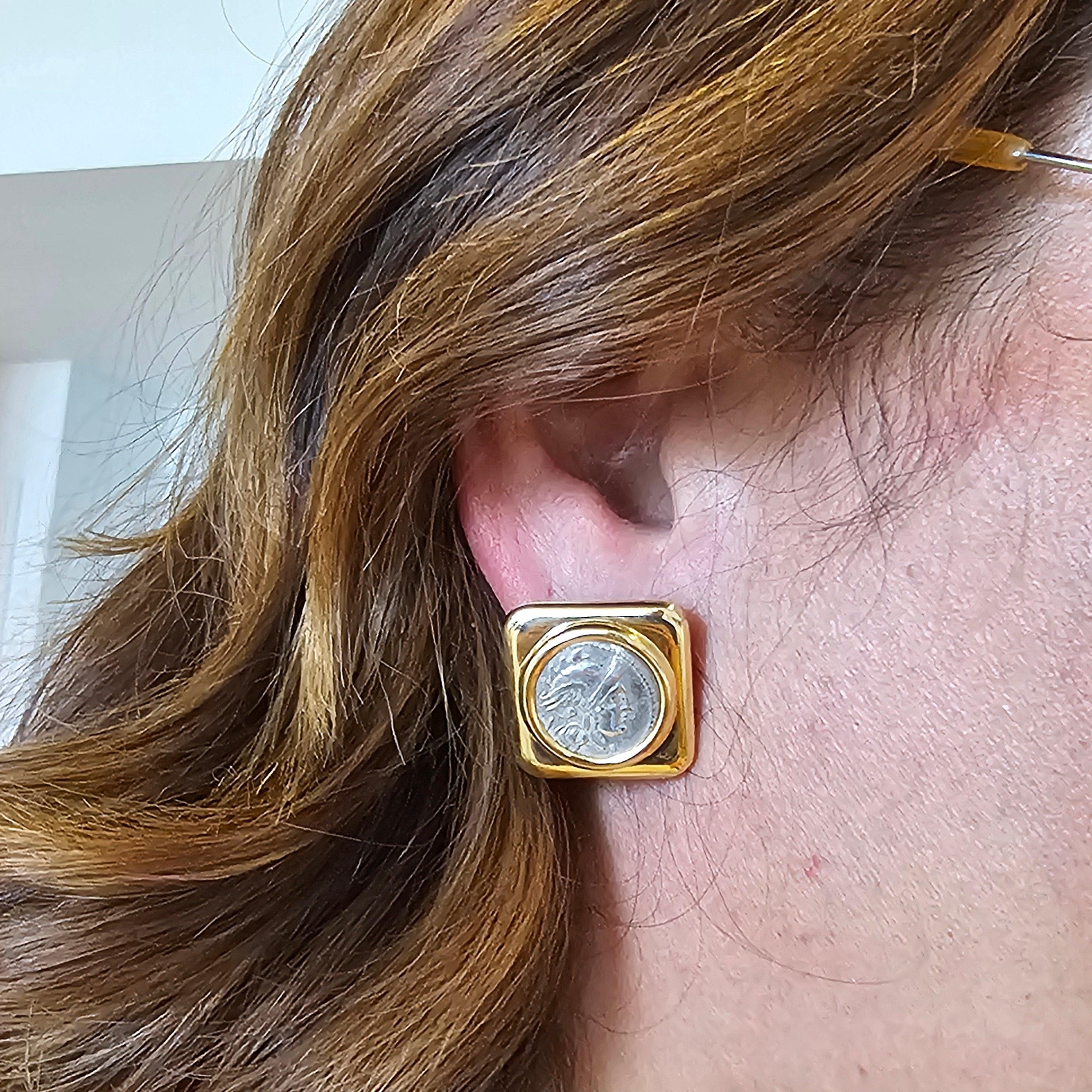 Boucles d'oreilles Moneta conçues par Bvlgari.

Cette paire de boucles d'oreilles provient de la collection iconique Moneta créée par Bvlgari à la fin des années 1970. Ces rares boucles d'oreilles ont été réalisées en forme de coussin carré, en or