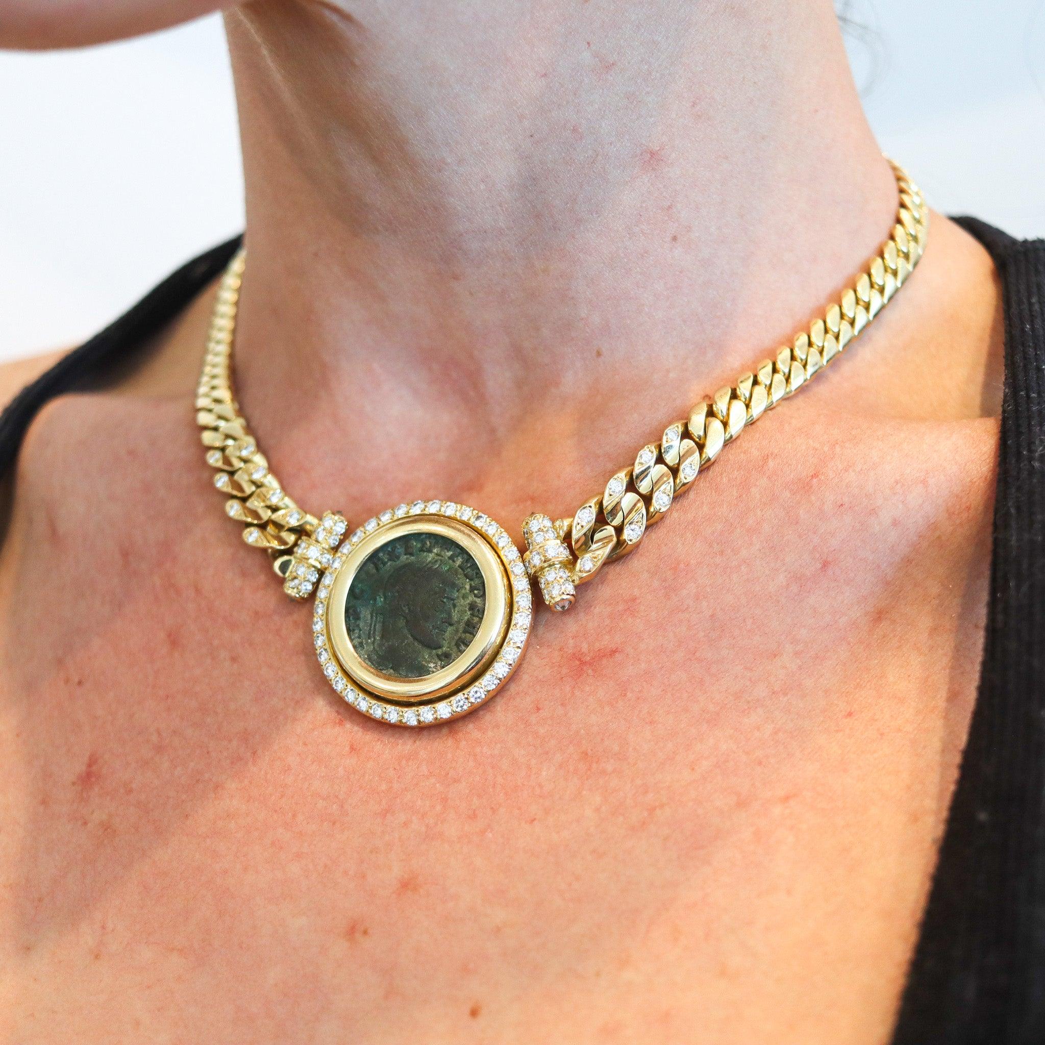 Una collana Moneta disegnata da Bvlgari.

Si tratta di una splendida collana dell'iconica collezione Moneta, creata a Milano dalla casa di gioielli Bvlgari negli anni 1980-1990. Questa rara collana è stata realizzata con  Maglie graduate realizzate