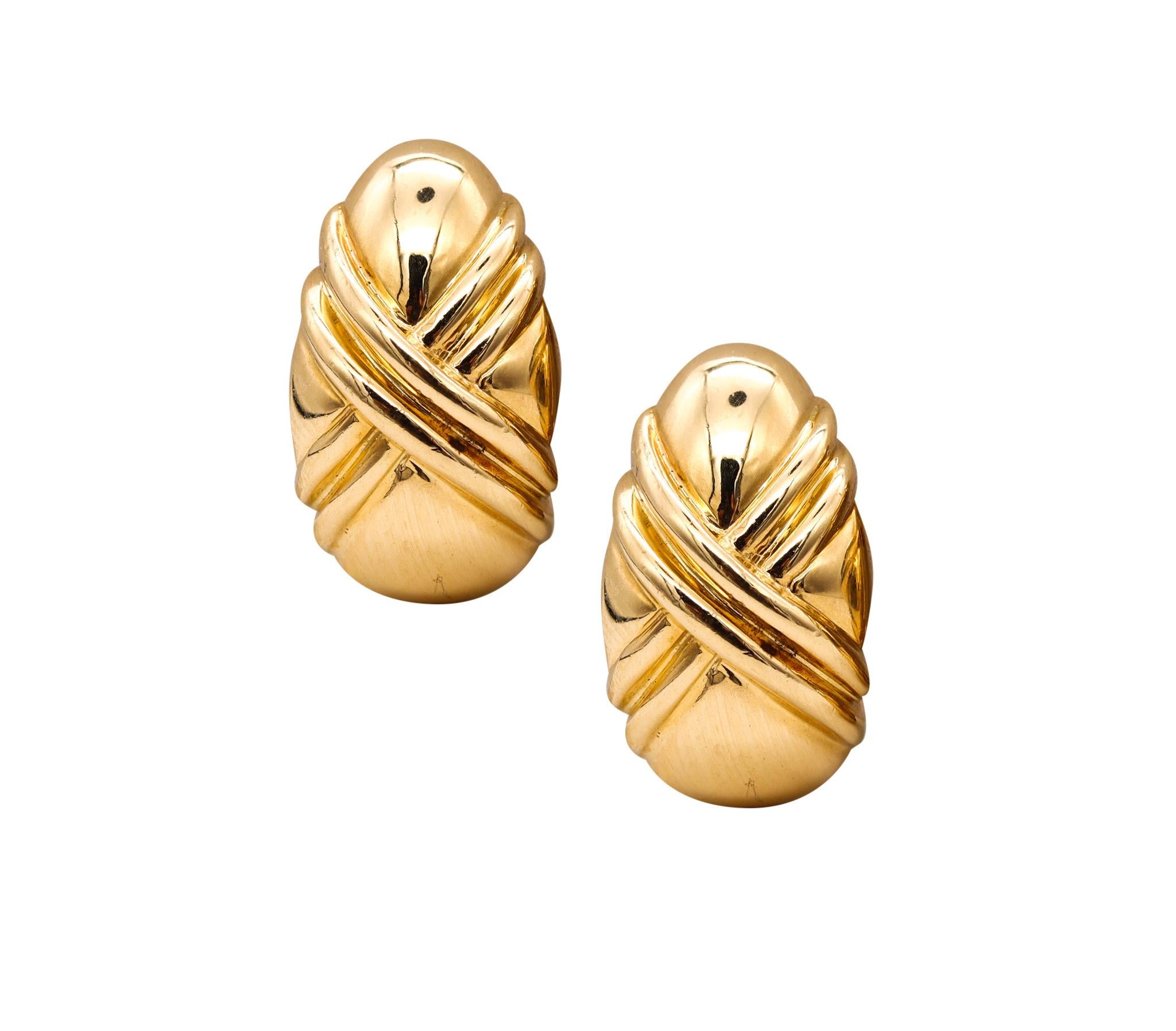 Clips-Earrings designed by Bvlgari.

An everyday pieces, created in Milano Italy by the iconic house of Bvlgari. These beautiful clips-earrings has been carefully crafted in solid yellow gold of 18 karats, with high polish finish and suited with