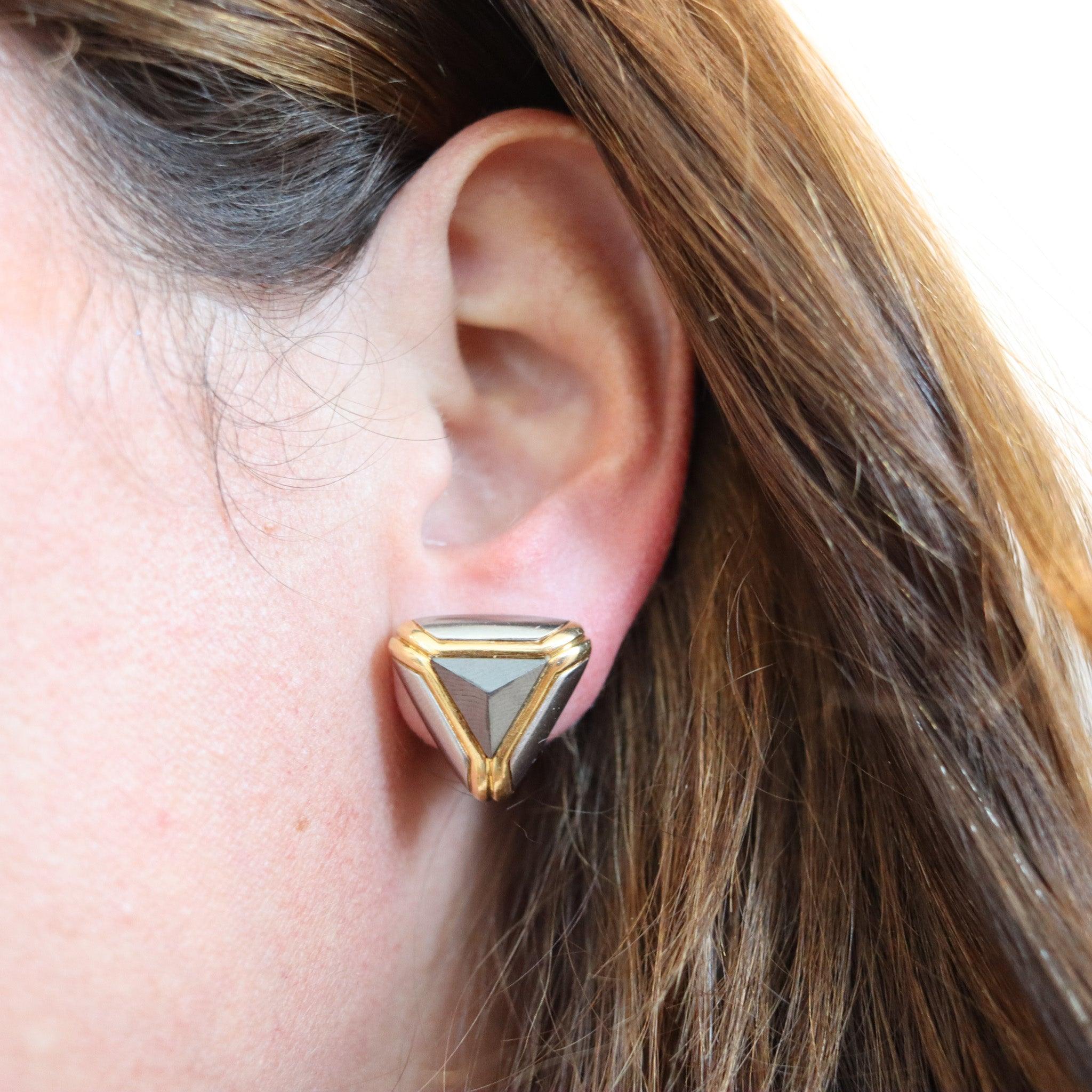 Coppia di orecchini a clip firmati Bvlgari.

Si tratta di un bel paio di orecchini a clip geometrici creati a Parigi in Francia dalla casa di gioielli Bvlgari nel 1980. La coppia è stata accuratamente realizzata con motivi modernisti in oro
