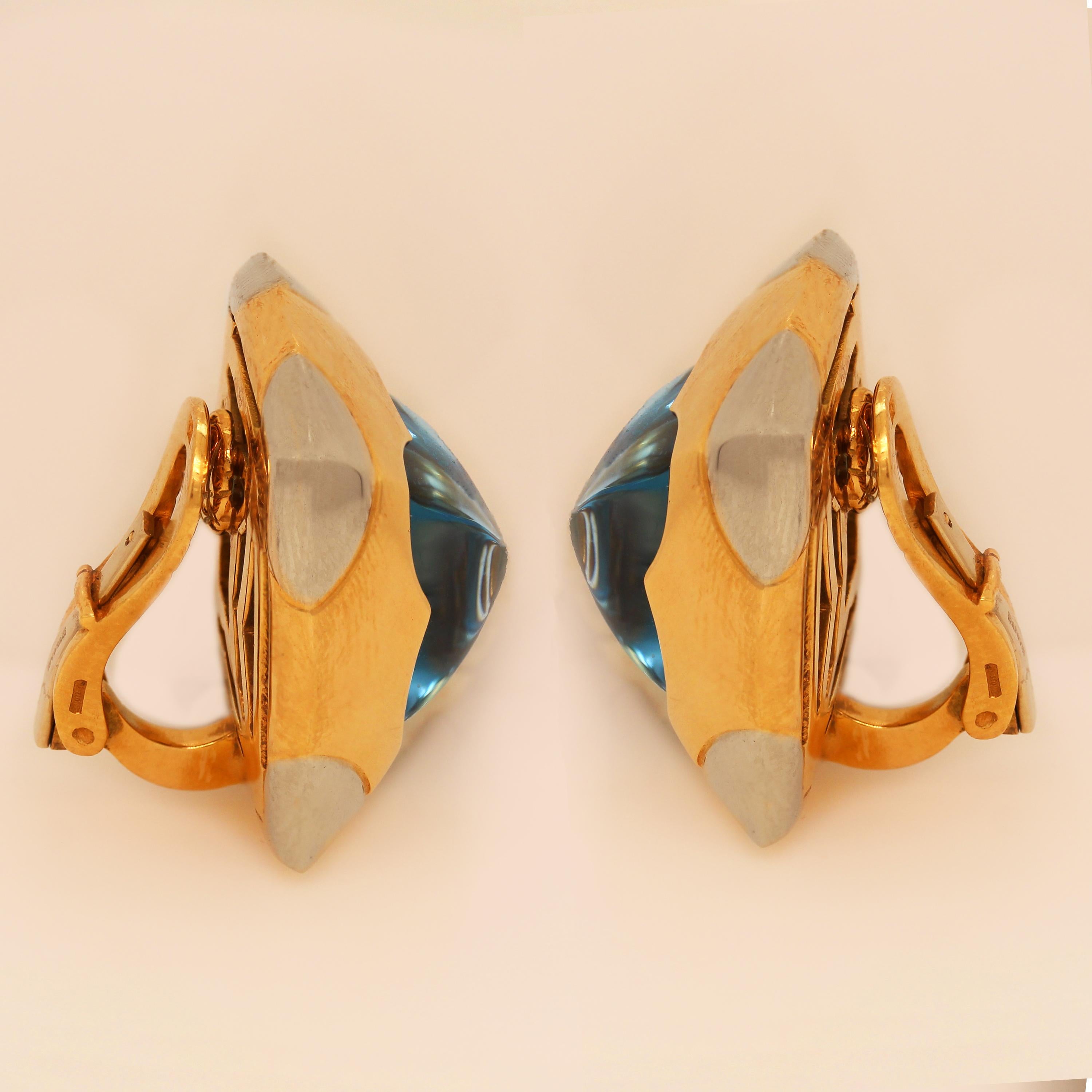 Bvlgari Roma Pyramide 18K zweifarbige Gold-Ohrringe mit Zuckerhut-Cabochon und blauem Topas im Cabochon-Schliff (Moderne) im Angebot