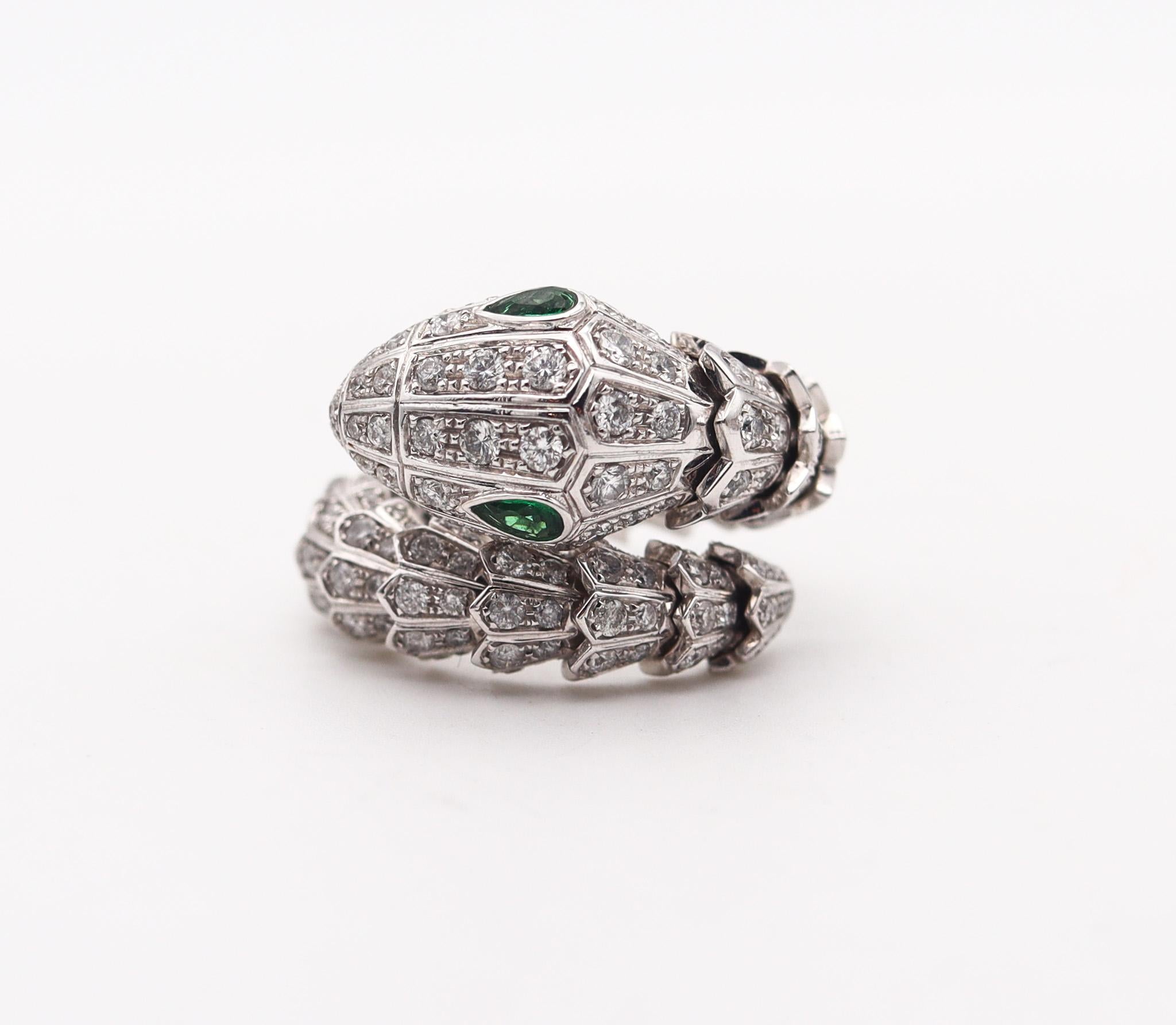 Un anello flessibile Serpenti incastonato di gemme, disegnato da Bvlgari.

Questo anello è un gioiello eccezionale, creato a Roma dall'iconica casa di gioielli Bvlgari. Questo raro anello Serpenti fa parte della Bvlgari Prestige Collection ed è