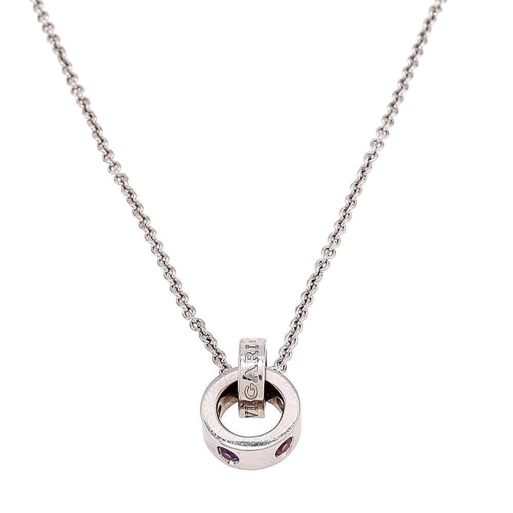 This Bvlgari Sorbets necklace is sure to be an enchanting addition to your jewelry collection. It is made of 18k white gold and the chain holds a pendant of two interlocked rings—one engraved with the brand name and the other is set with amethyst