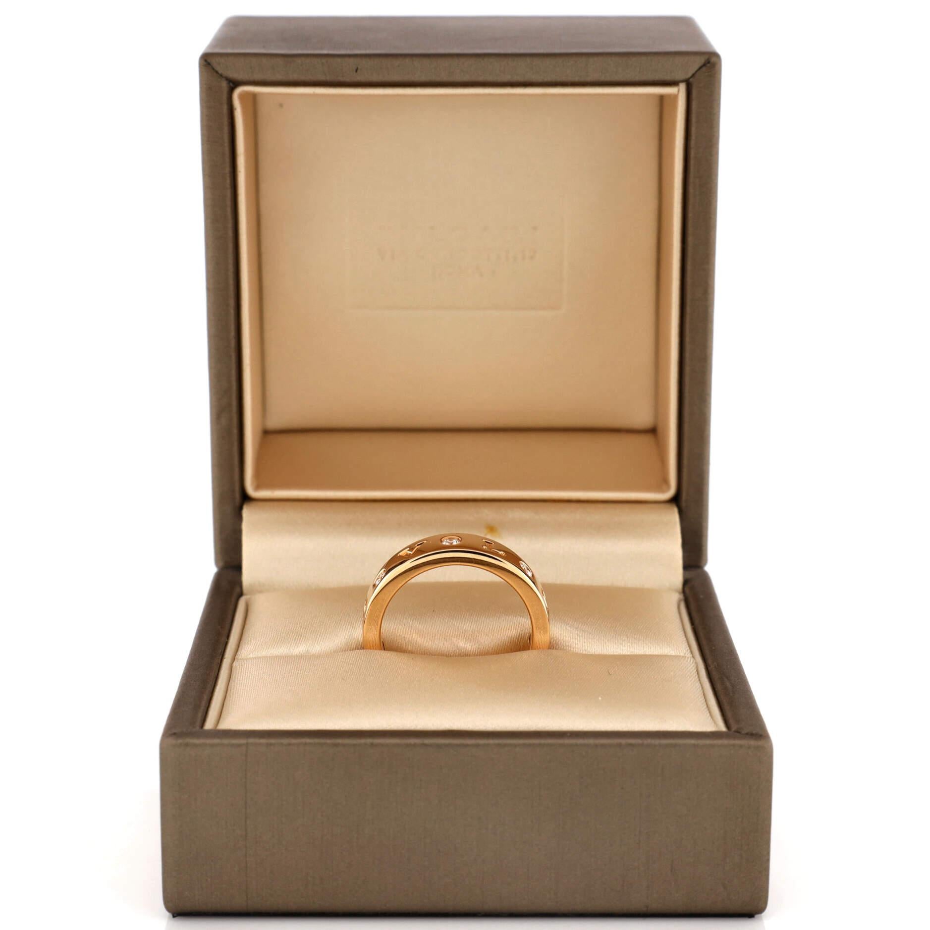 Zustand: Ausgezeichnet. Leichte Abnutzung.
Zubehör: Kein Zubehör
Abmessungen: Größe: 5.75 - 51, Breite: 5.00 mm
Designer: Bvlgari
Modell: Roman Sorbets Band Ring 18K Rose Gold und Diamanten
Außenfarbe: Rose Gold
Artikel Nummer: 206772/29