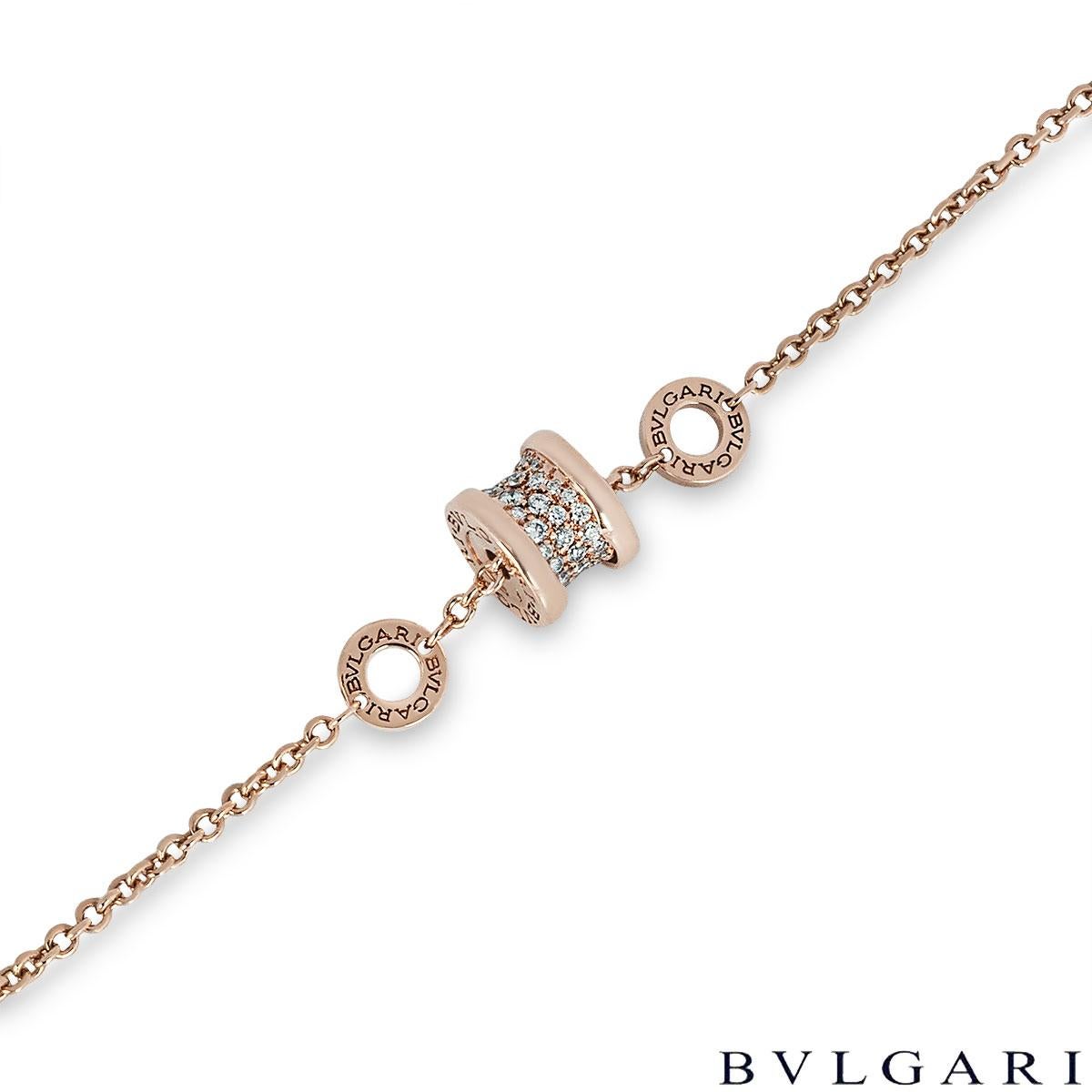 Ein schönes Armband aus 18 Karat Roségold von Bvlgari aus der Kollektion B.Zero1. Das Armband zeigt das ikonische, mit Diamanten besetzte Spiralmotiv mit einem Gewicht von ca. 0,31 Karat, das zwischen zwei kreisförmigen Gliedern mit der Gravur
