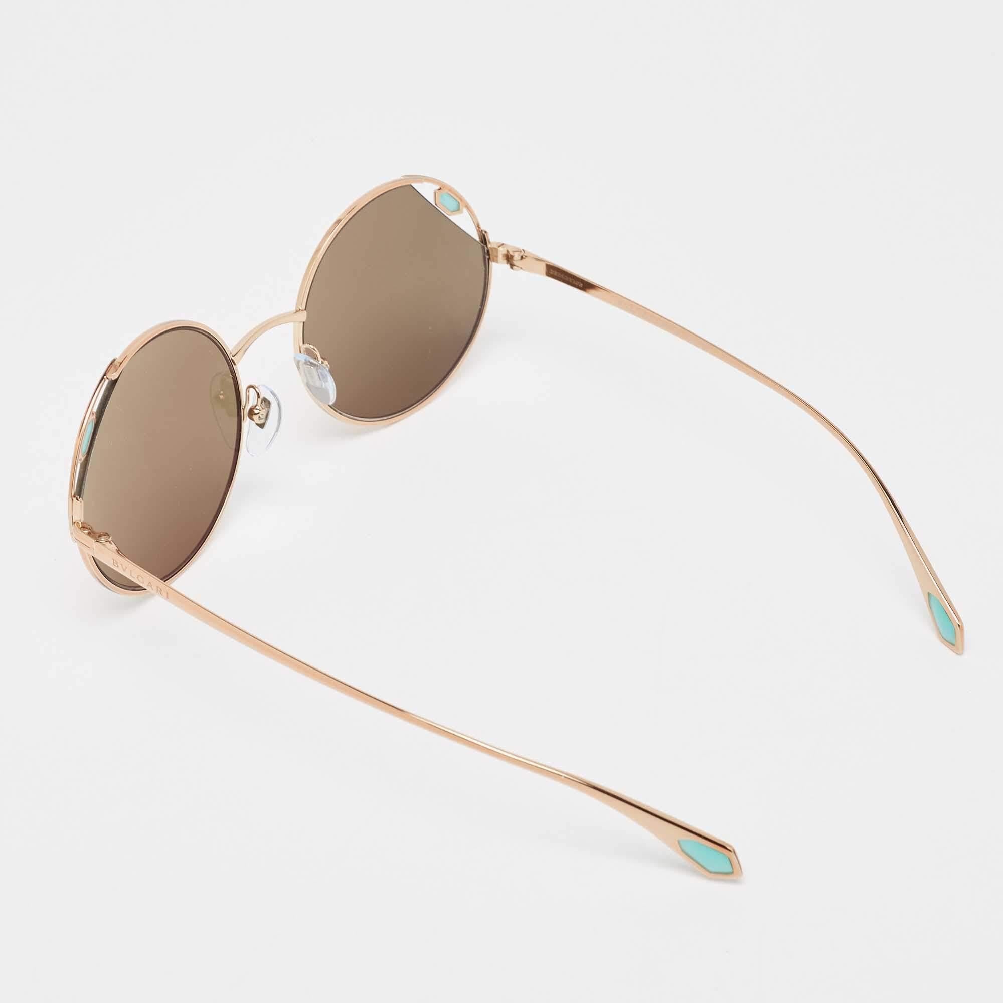 We see the detailing on this exquisite pair of designer sunglasses made from fine materials. The sunglasses are luxe in appeal and practical in usage.