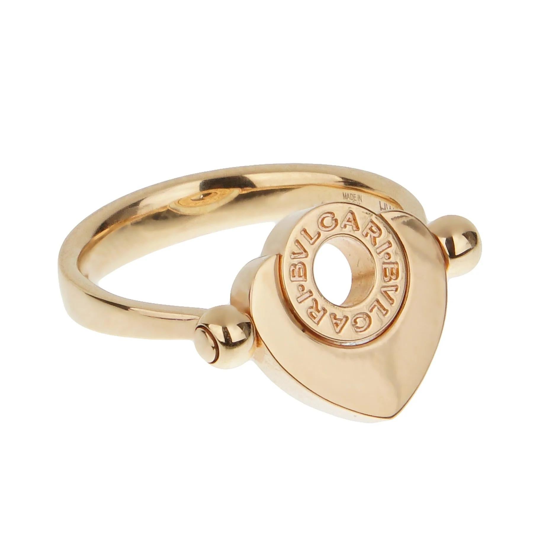 Crafted from 18k rose gold, the ring features a beautifully polished finish that enhances its luxurious appeal. The band is sleek and elegant, providing a comfortable fit while exuding sophistication. The focal point of the ring is a heart-shaped
