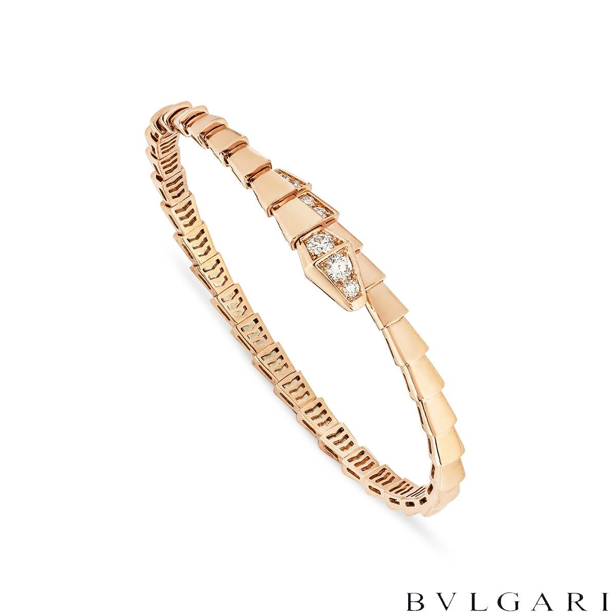 Un sofisticato bracciale con diamanti in oro rosa 18k di Bvlgari della collezione Serpenti. Il bracciale ha la forma di un serpente che si avvolge intorno al polso, la testa e la coda sono tempestate di diamanti incastonati ~ 0,47 ct. Misura 11 mm