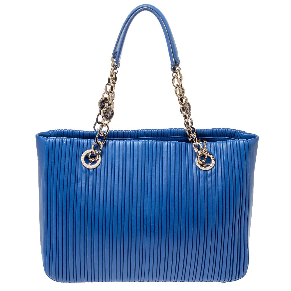 You'll surely love owning this Bvlgari Monte shopper tote as it is stylish and functional. It has been crafted from leather with a plisse style all over and held by two handles that come accented with gold-tone hardware. The bag is complete with a