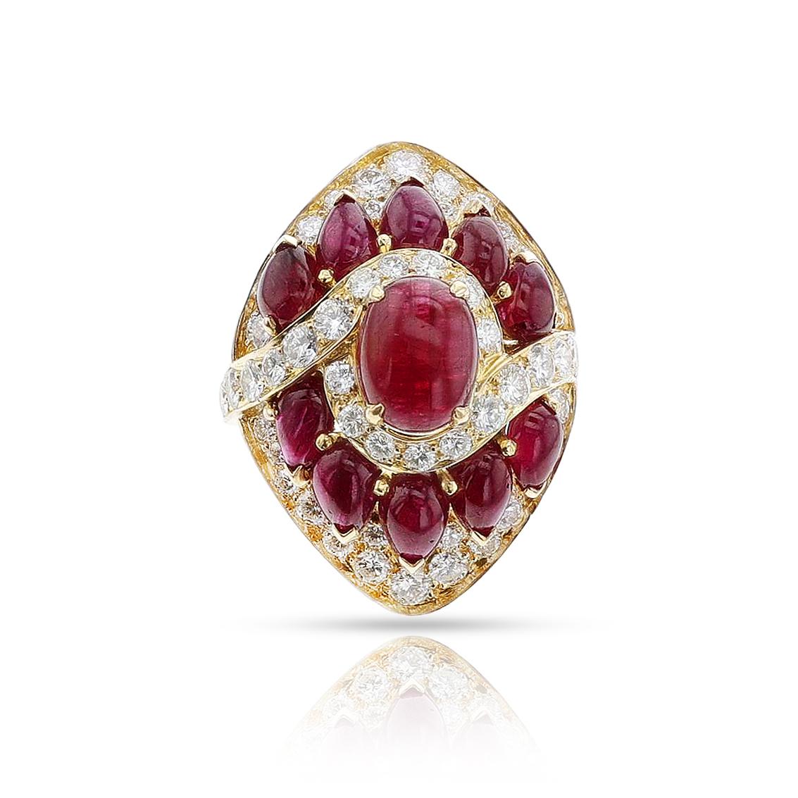  Ein BVLGARI Rubin- und Diamant-Cocktailring aus 18 Karat Gelbgold. Der Ring hat ovale und birnenförmige Rubin-Cabochons mit  Diamanten von ca. 1,80 Karat (Farbe G-H und Reinheit VS). Das Gewicht des Rings beträgt 12,46 Gramm und die Ringgröße ist