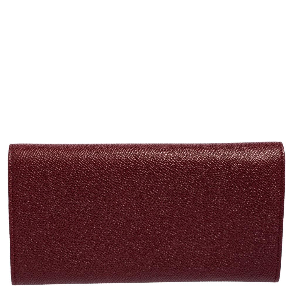 Bvlgari's stellar craftsmanship is translated into this continental wallet. Designed to perfection and crafted from ruby wine leather, this wallet can be your go-to accessory. It has a front flap that flaunts the label's accent. The creation is made