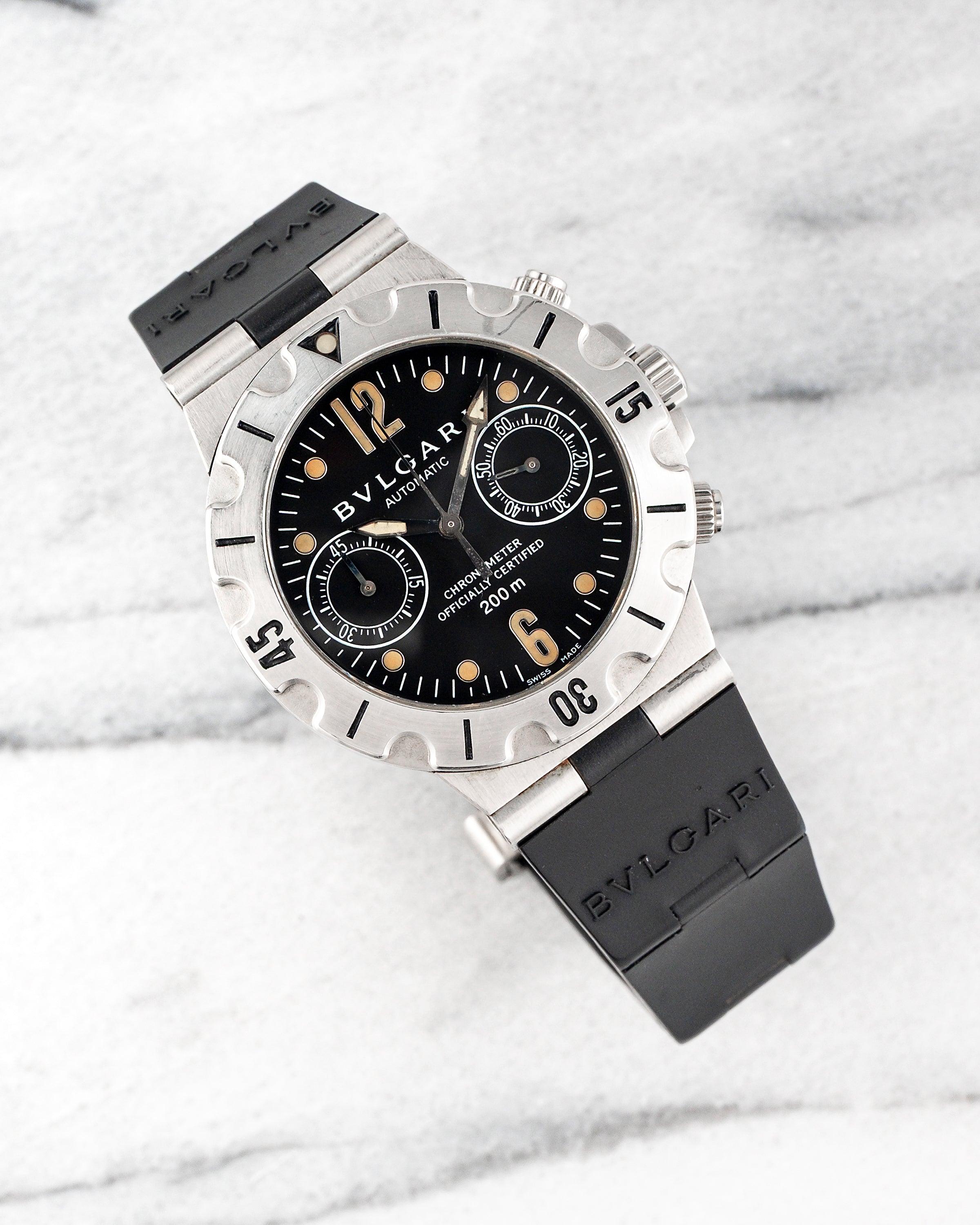 Voici un Vintage Bvlgari Scuba Chronograph référence SC38S automatique avec un cadran noir sur un bracelet en caoutchouc des années 1990. L'heure est très précise et l'appareil est entièrement fonctionnel. Les mesures comprennent un boîtier en acier