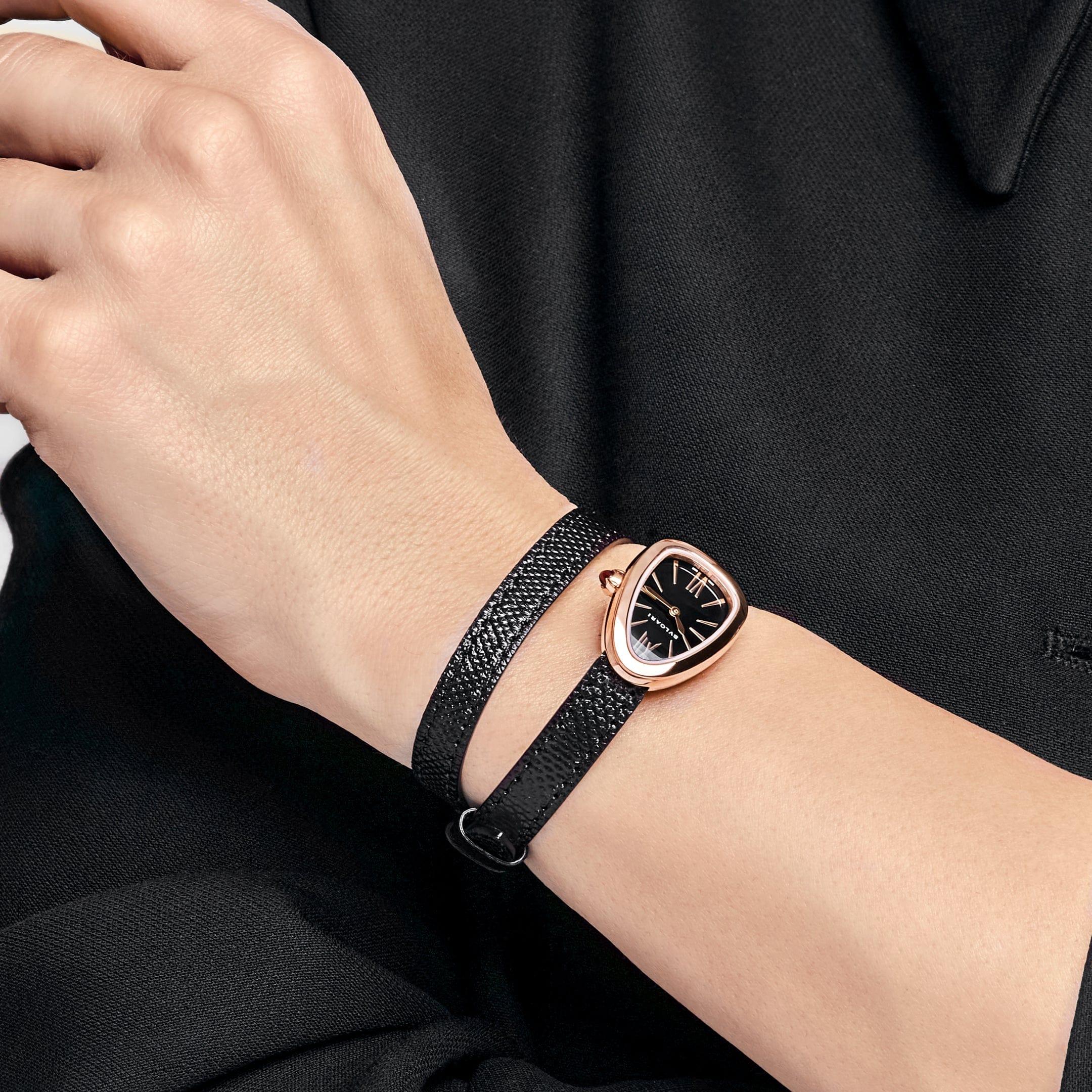 Jewels Aficionado bietet mit der Bvlgari Serpenti 102728 ein exquisites Symbol für Eleganz und feminine Raffinesse, gefertigt aus luxuriösem 18-karätigem Roségold. Inspiriert von dem ikonischen Schlangenmotiv, schmiegt sich dieser Zeitmesser elegant