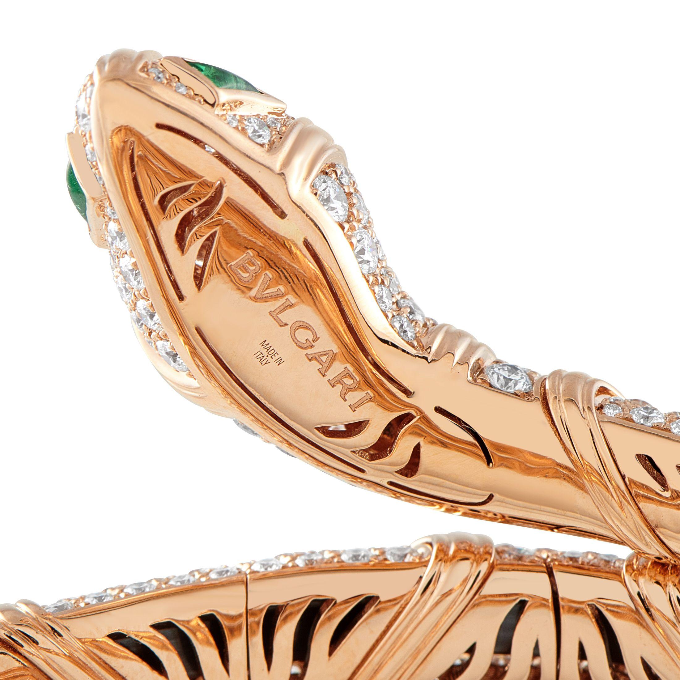Bvlgari Serpenti Pulsera de oro de 18 quilates con pavé de diamantes y esmeraldas de 15,35 quilates BV01-051325 Corte redondo en venta
