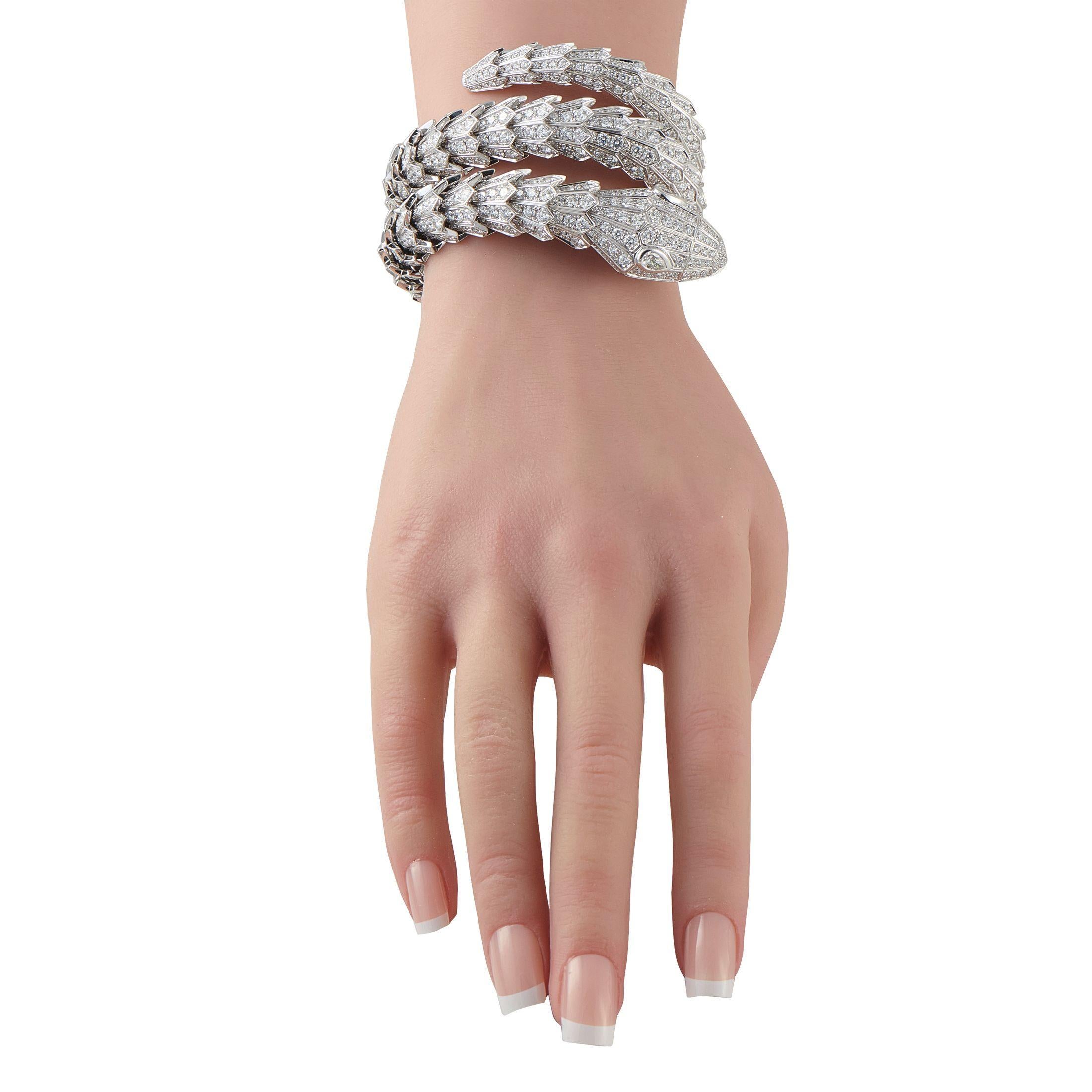 Réalisé en or blanc élégant et opulent, ce bracelet Serpenti est l'expression éblouissante d'un glamour intemporel. Cette pièce de haute joaillerie est entièrement pavée de diamants taille brillant (45 carats), chaque écaille sculptée étant
