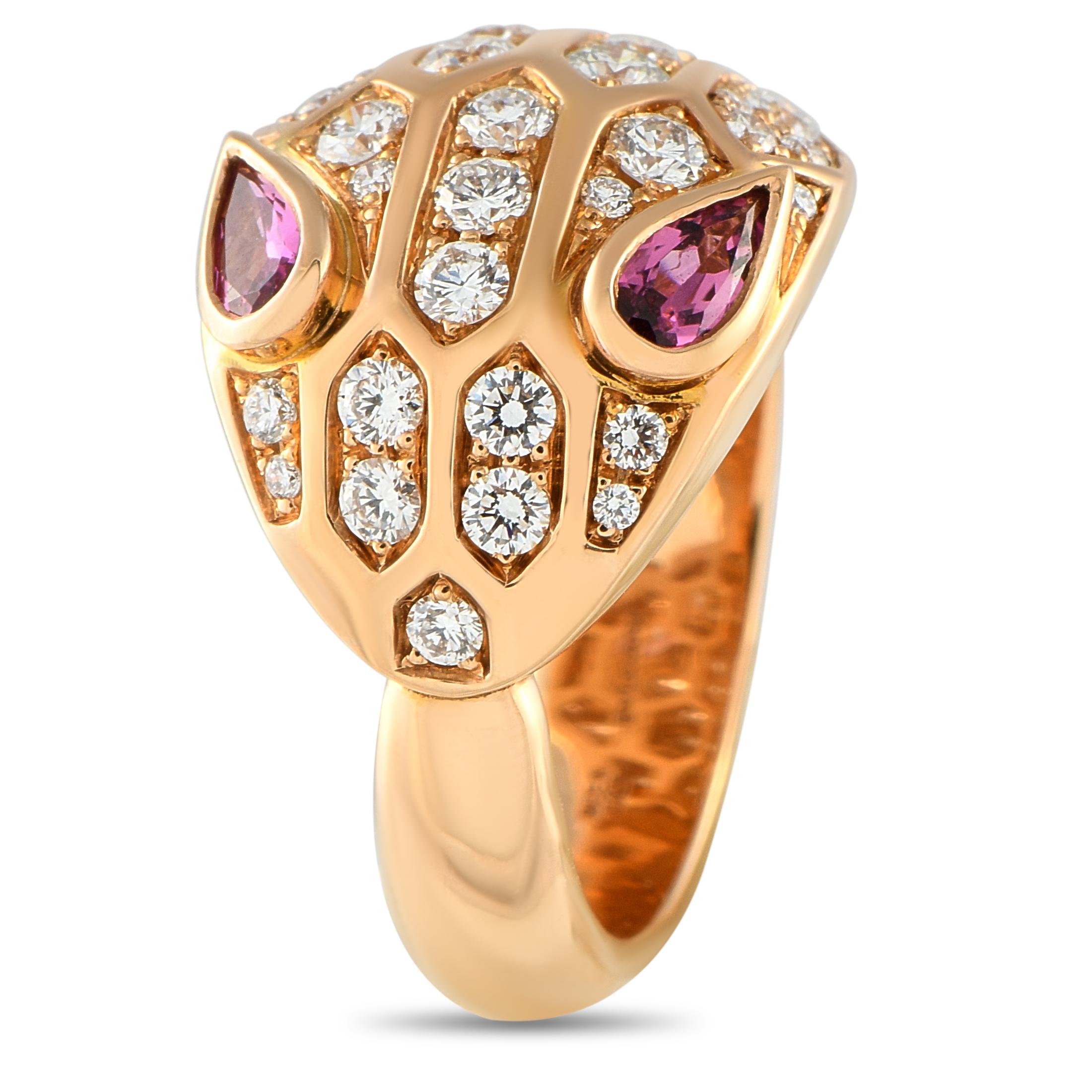Scolpito in oro rosa, questo anello Bvlgari Serpenti cattura il fascino del serpente. La sua forma sinuosa avvolge in modo sofisticato il dito, emanando un fascino magnetico attraverso la testa tempestata di diamanti e gli occhi di tormalina