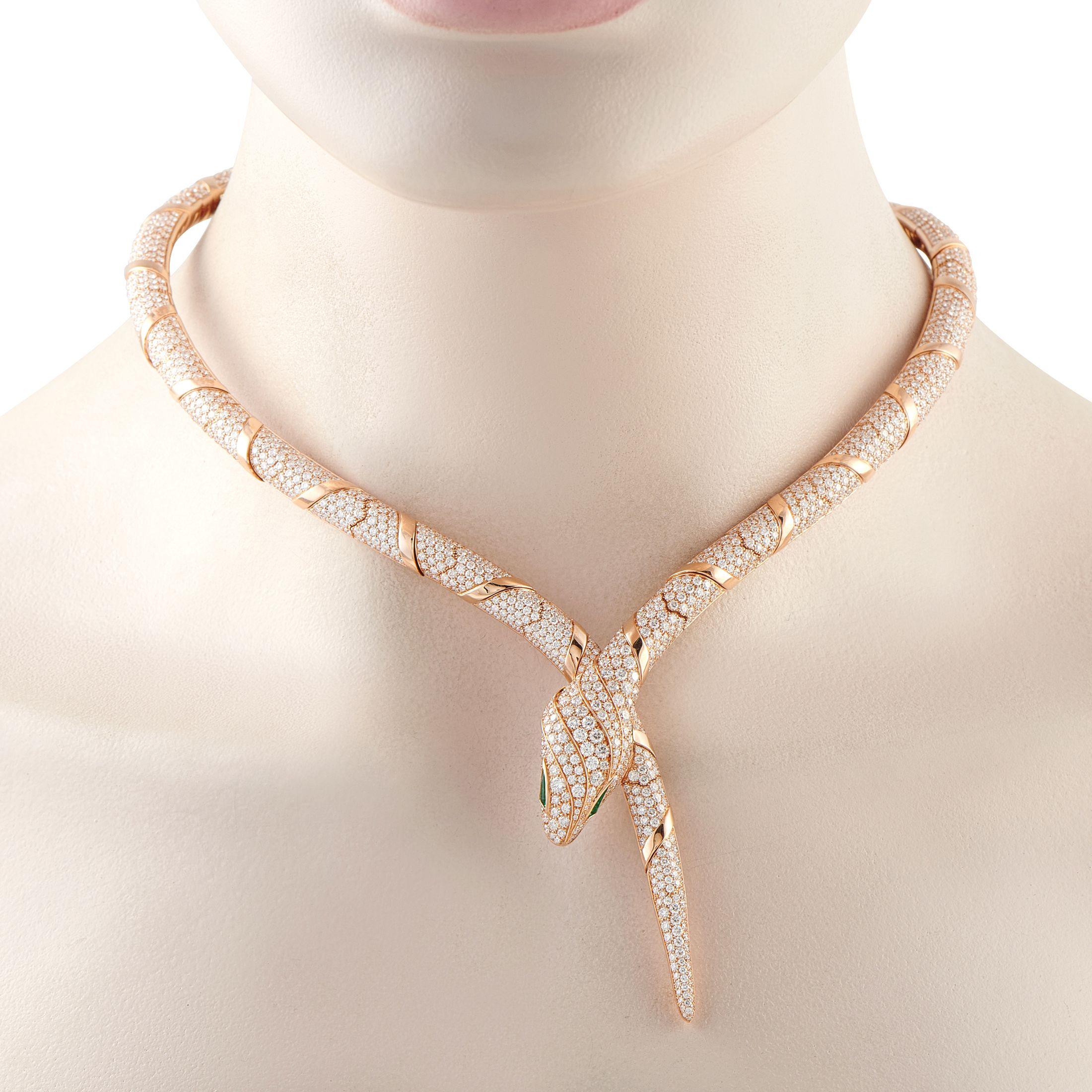 Porter le sensuel et sculptural collier Bvlgari Serpenti Viper est une déclaration de confiance, de puissance et d'allure. La présence imposante et les détails luxueux de cette pièce incarnent une féminité audacieuse et une élégance audacieuse,