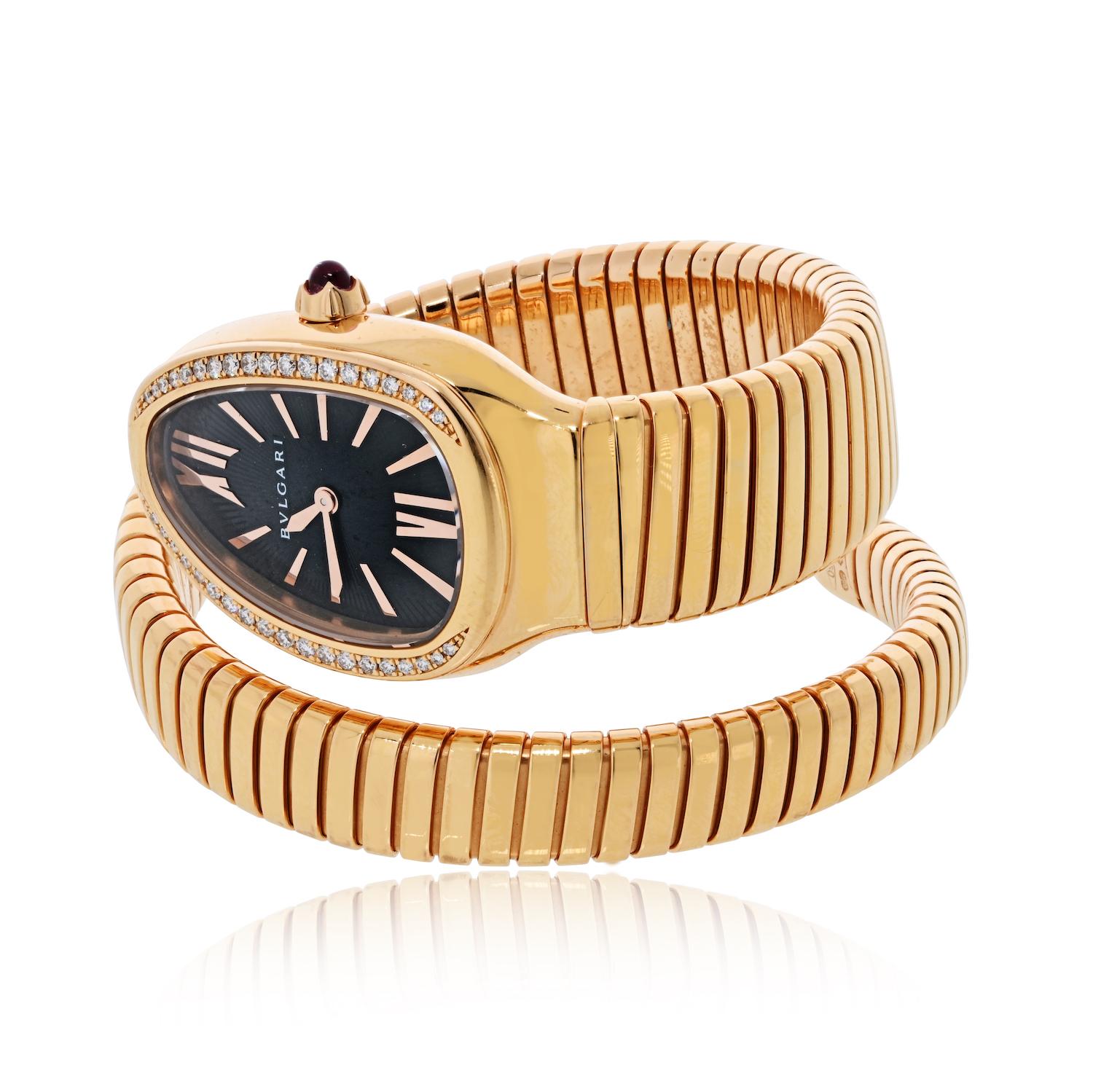 Este reloj de señora Bvlgari Serpenti de segunda mano muestra la elegancia y el encanto de uno de los diseños más reconocibles de Bvlgari. Fabricado en oro rosa de 18 quilates, el modelo SP P35G combina una esfera negra profunda con un bisel