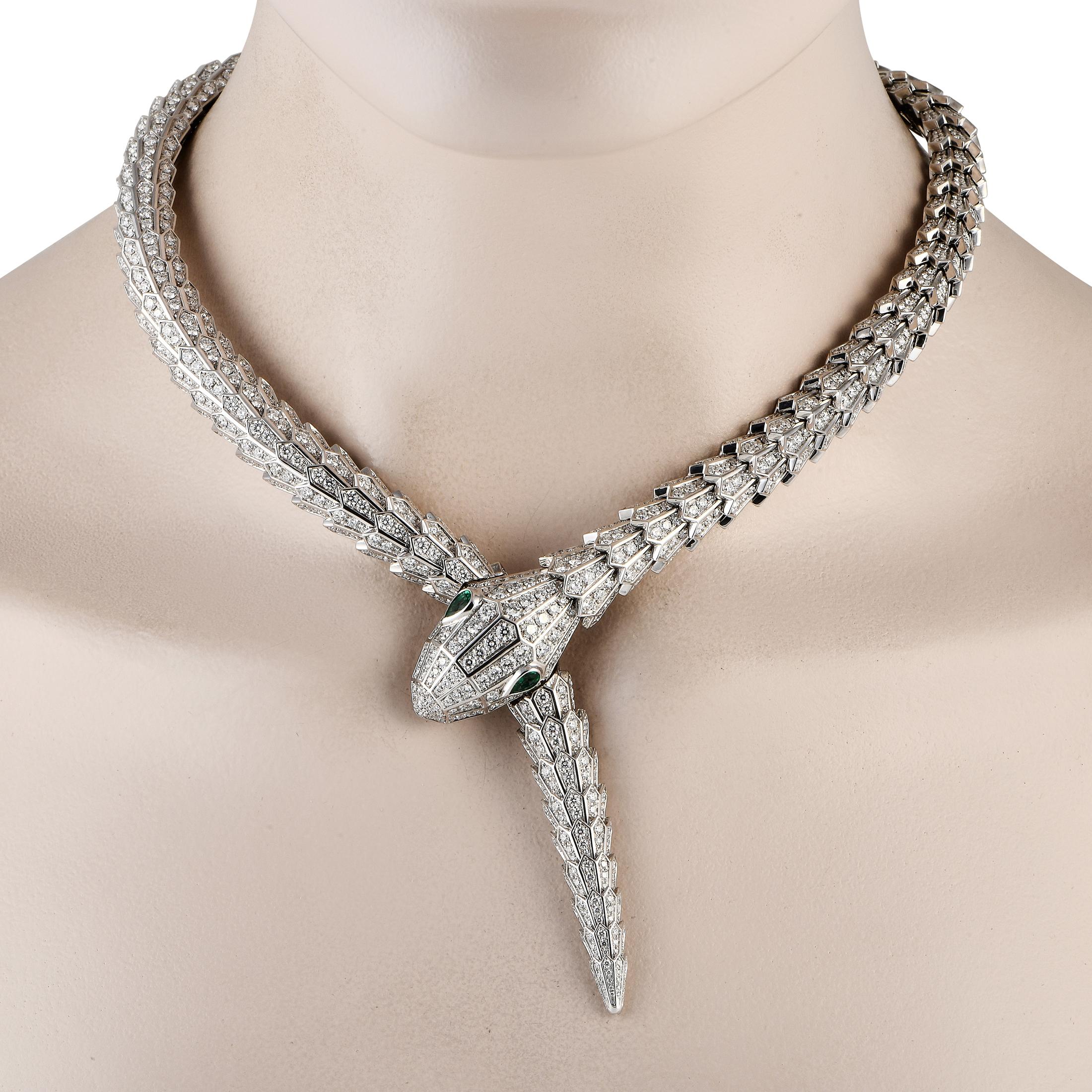 Dieses Schmuckstück von Bvlgari ist charmant und opulent zugleich und zieht die Augen mit seinem hypnotischen Funkeln in seinen Bann. Die Serpenti-Halskette hat eine schlangenartige Silhouette. Das Collier ist aus 18 Karat Weißgold gefertigt und