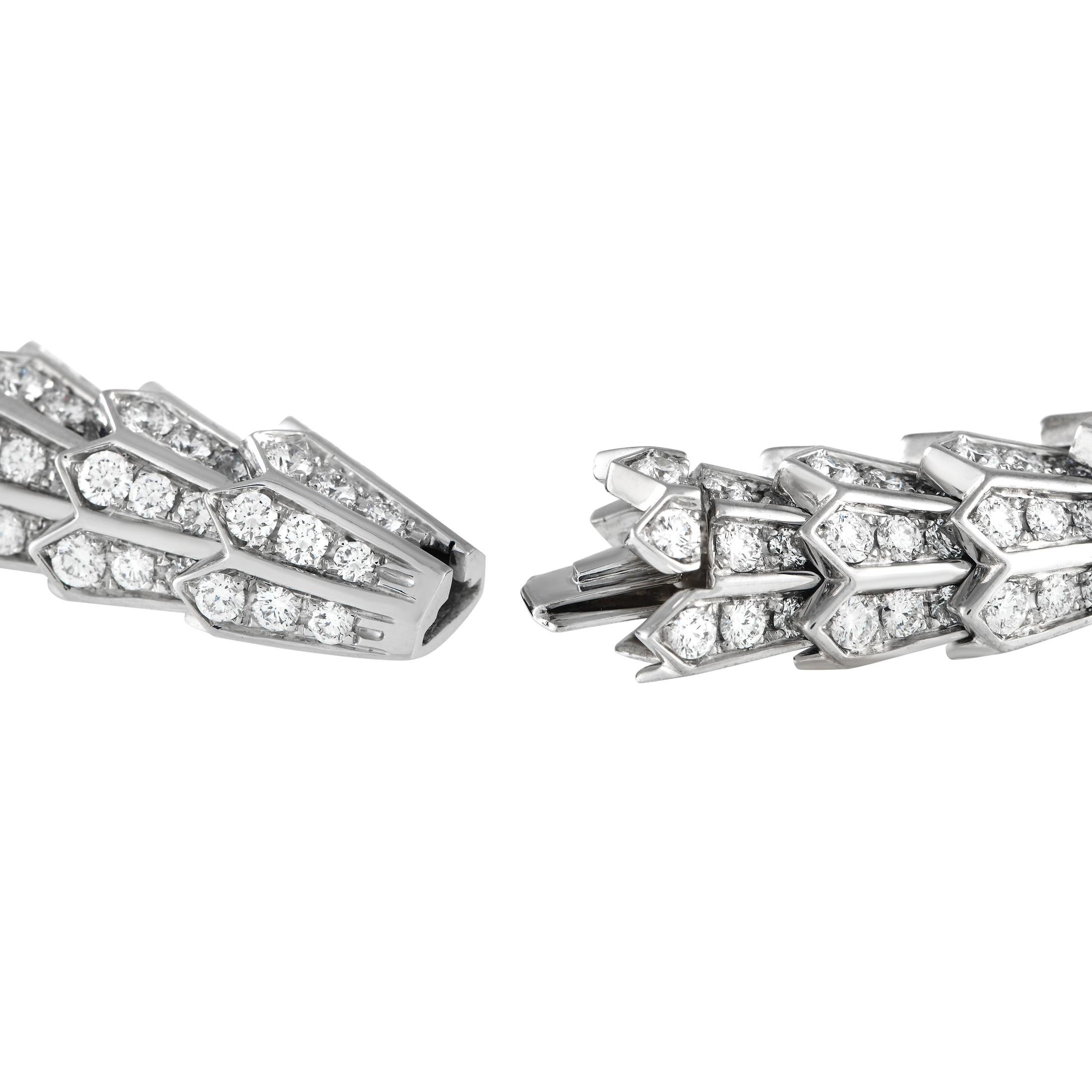 Bvlgari Serpenti Halskette aus 18 Karat Weißgold mit 37,17 Karat Diamanten und Smaragden (Gemischter Schliff)