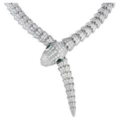 Bvlgari Serpenti Halskette aus 18 Karat Weißgold mit 37,17 Karat Diamanten und Smaragden