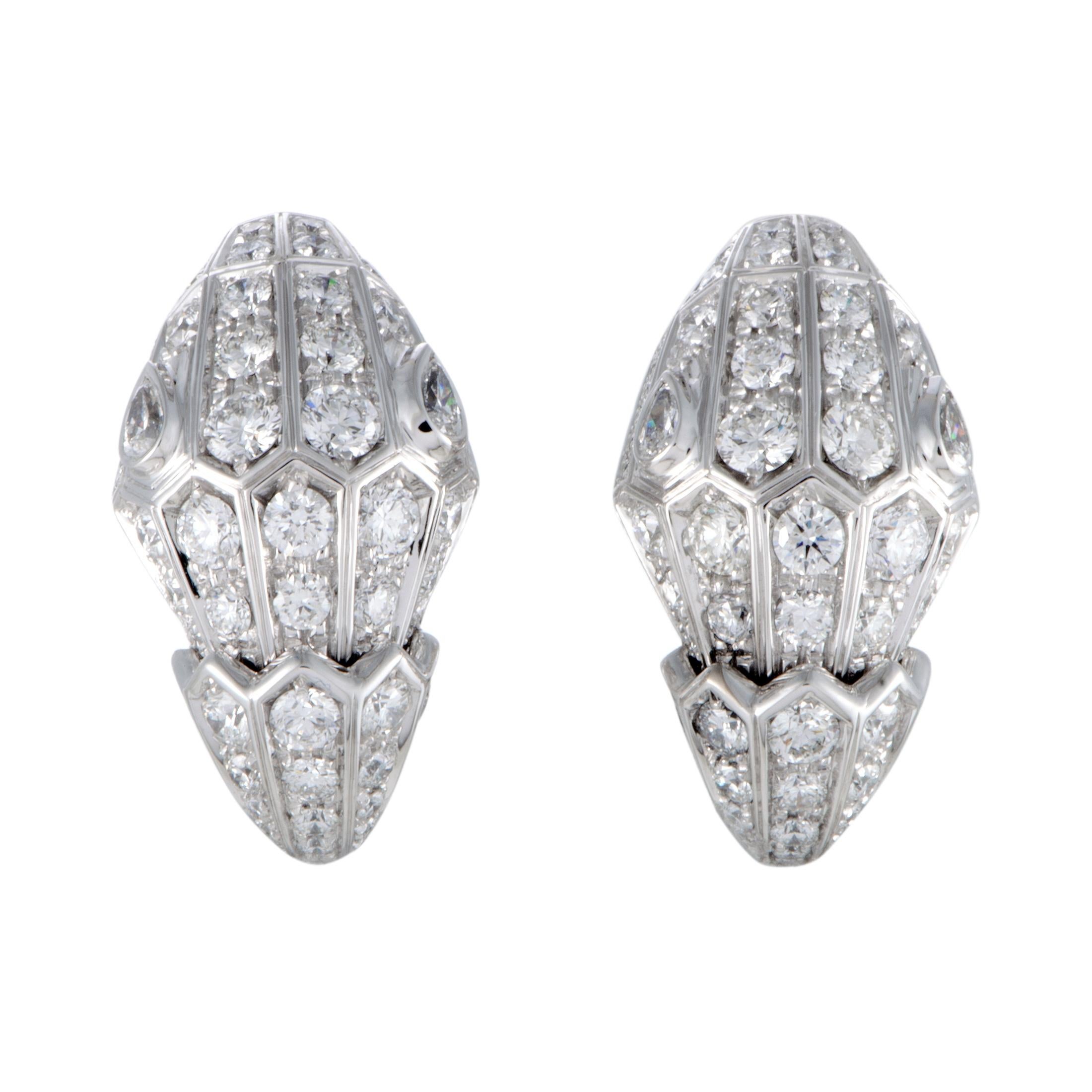 Opt for an accessory of immense aesthetic value with this fabulous pair of earrings that boasts an incredibly refined design that is opulently topped off with a plethora of luxuriously resplendent gems. The pair is presented by Bvlgari and it is