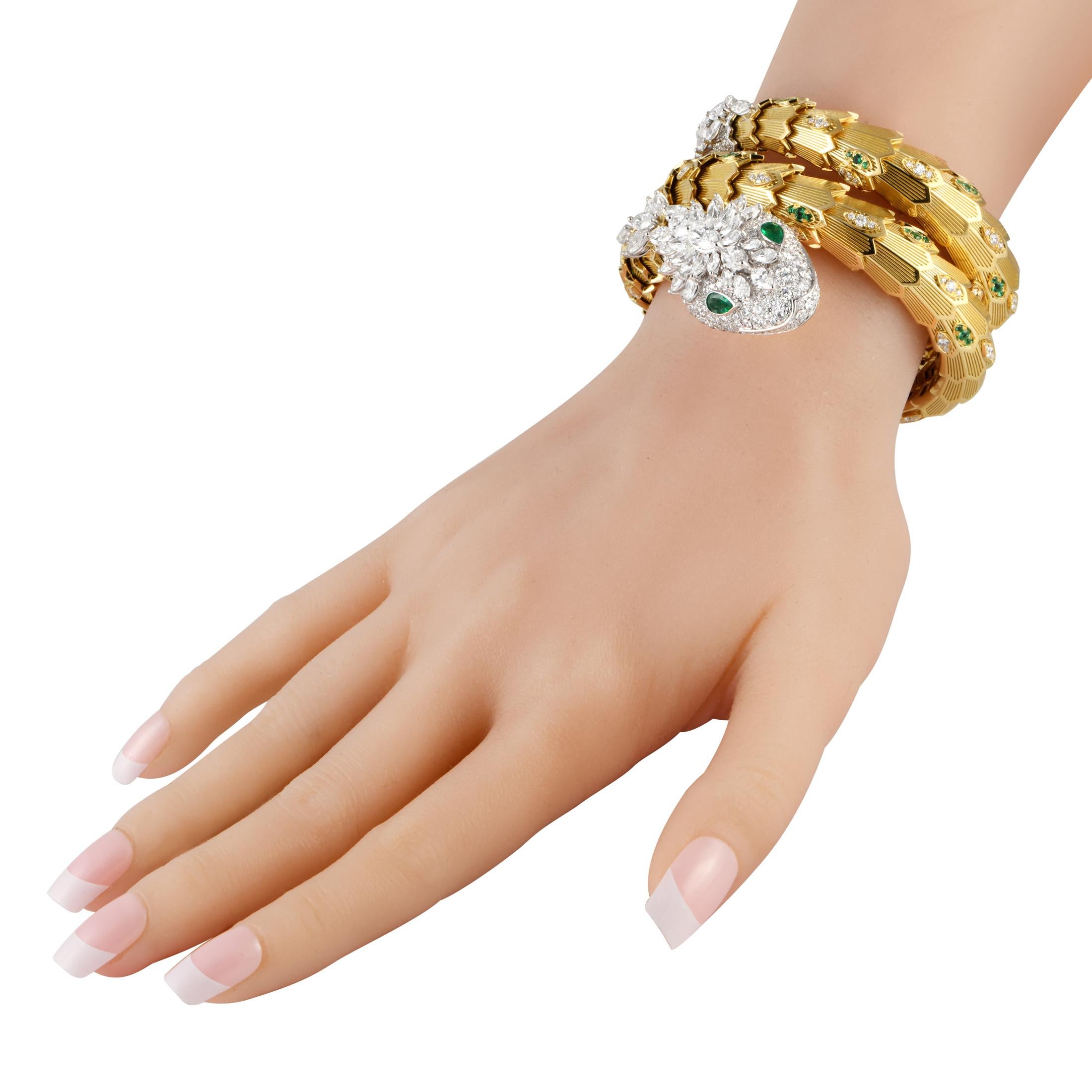 Mit diesem Serpenti-Armband von Bvlgari verleihen Sie Ihrem Handgelenk verführerischen Glanz. Dieses hochwertige Schmuckstück besteht aus einem starren Spiralarmreif aus strukturiertem Gelbgold, der mit runden Diamanten und Smaragden im Rundschliff