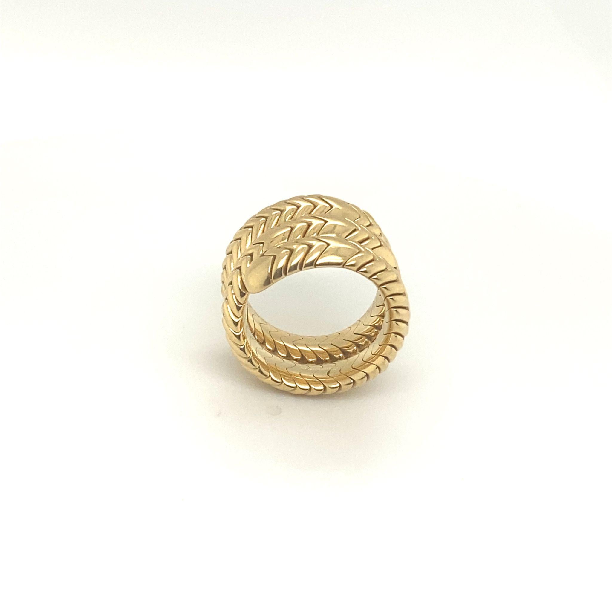 This discontinued yellow gold ring original BVLGARI is size Small (approx 5.5US) and it's flexible. 
It comes in its original box. Signed and numbered in excellent condition.
approx 1990s. 
23 grams
Lenght: 0.75 In.