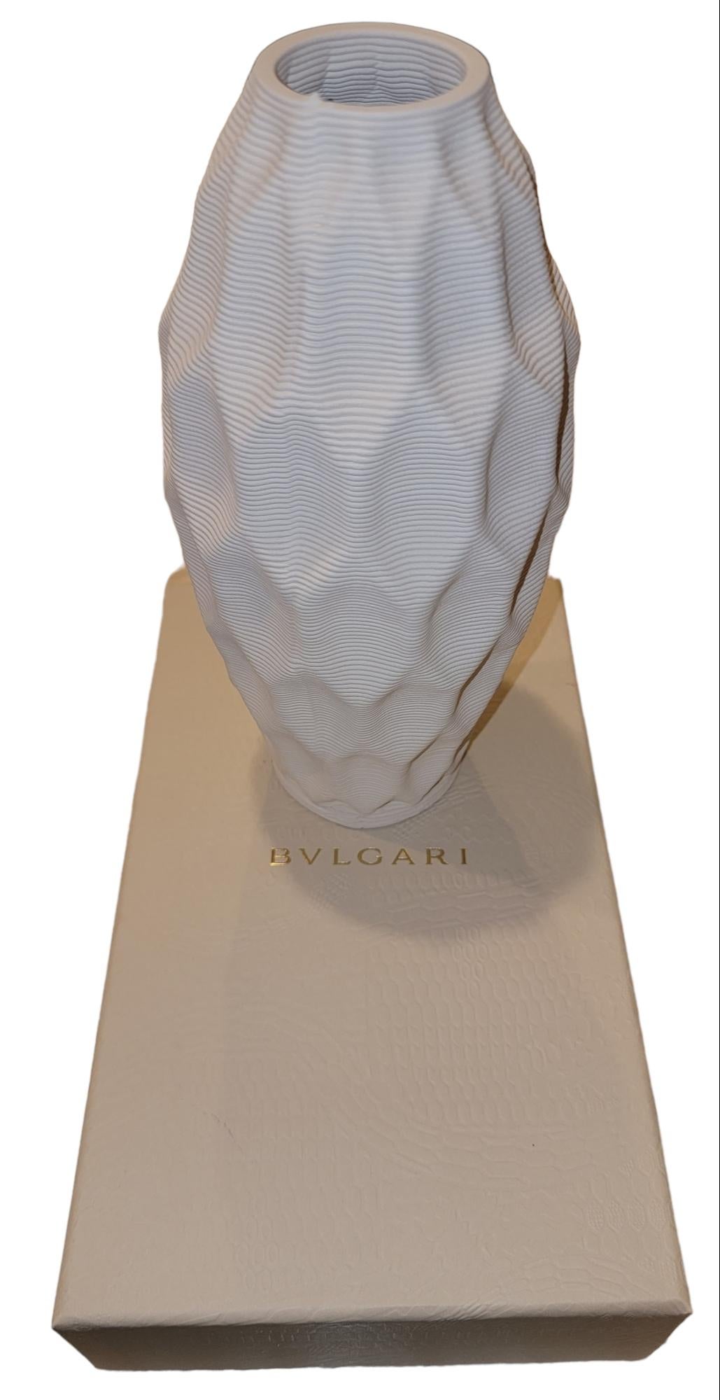 Vaso Bvlgari color crema con texture rigida. Vaso molto elegante e raffinato. 

Il vaso è dotato di Serpenti Bvlgari incastonati sul fondo del vaso. 
Il vaso misura 8 x 4