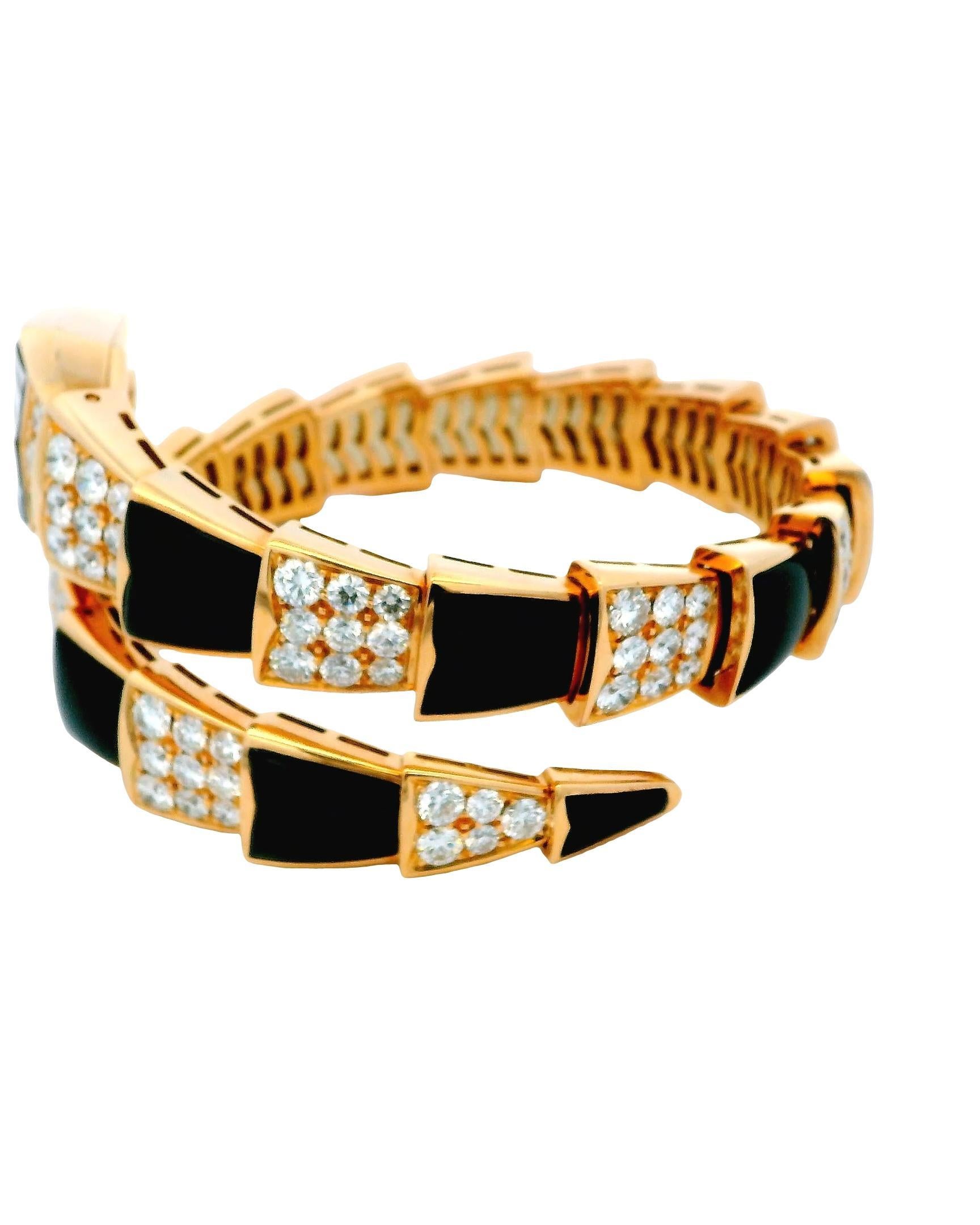 Ti presentiamo l'orologio Bvlgari Serpenti Diamond Onyx, modello SPP26BGD1GD10.1T. Questo squisito orologio vanta un design elegante e sofisticato con una cassa di 16 mm di larghezza, 25,5 mm di lunghezza e 8 mm di spessore. Presenta uno splendido