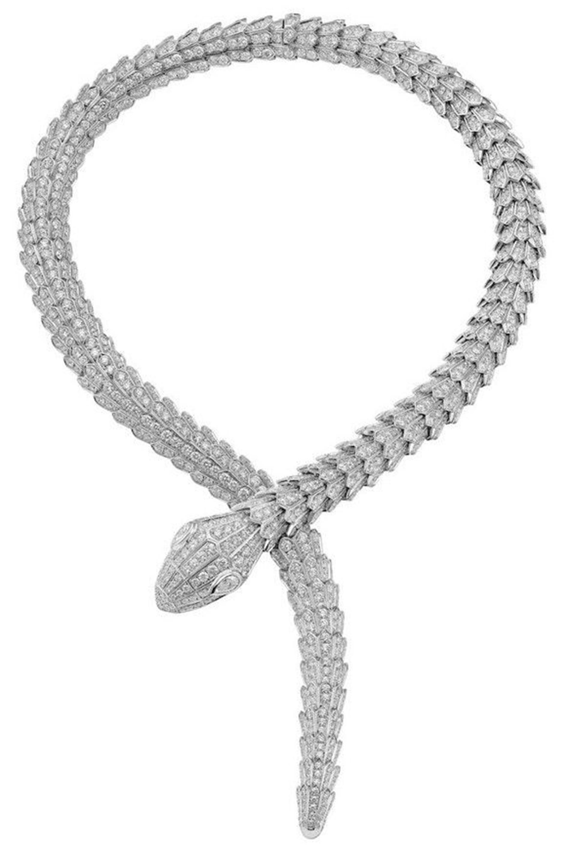 Entrez dans le monde de l'artisanat extraordinaire et de l'opulence avec le collier enveloppant Serpenti Diamond de Bvlgari, un chef-d'œuvre conçu dans les ateliers renommés de Bvlgari en Italie. Chaque nuance de ce collier reflète un travail