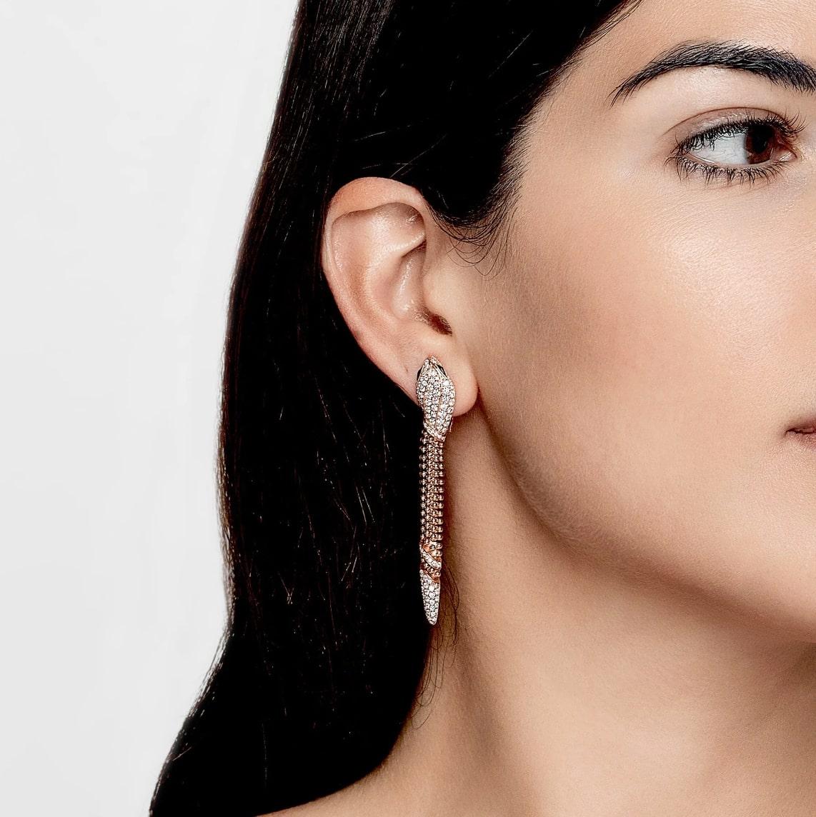 Mettez de côté vos clous d'oreilles habituels et optez pour cette paire de boucles d'oreilles à couper le souffle signée Bulgari. Les boucles d'oreilles Serpenti Viper transforment le motif emblématique en une goutte d'eau audacieuse. Fabriquées en