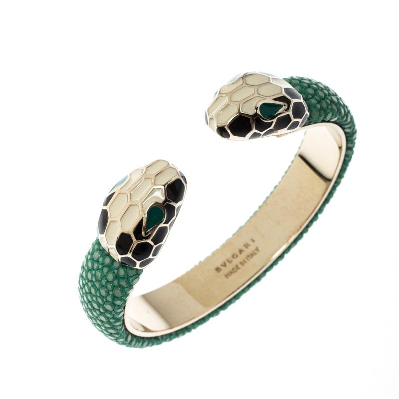 Das Armband von Bvlgari strahlt Glamour und klassischen Stil aus. Es ist vergoldet, mit Galuchat-Leder akzentuiert und mit den ikonischen Serpenti-Kopfmotiven der Marke in Emaille verziert. Dieses Armband im Stil einer offenen Manschette ist so