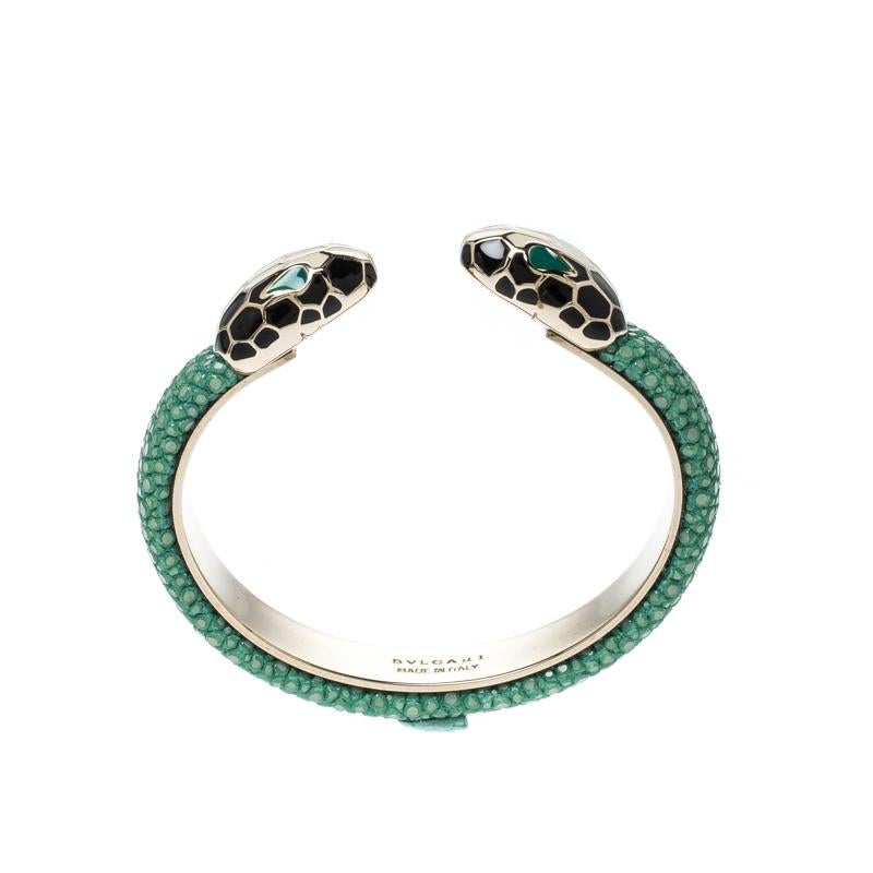 Bvlgari Serpenti Emaille Grüne Galuchat-Kleidung Gold  Leder-Armband mit offener Manschette im Zustand „Gut“ in Dubai, Al Qouz 2