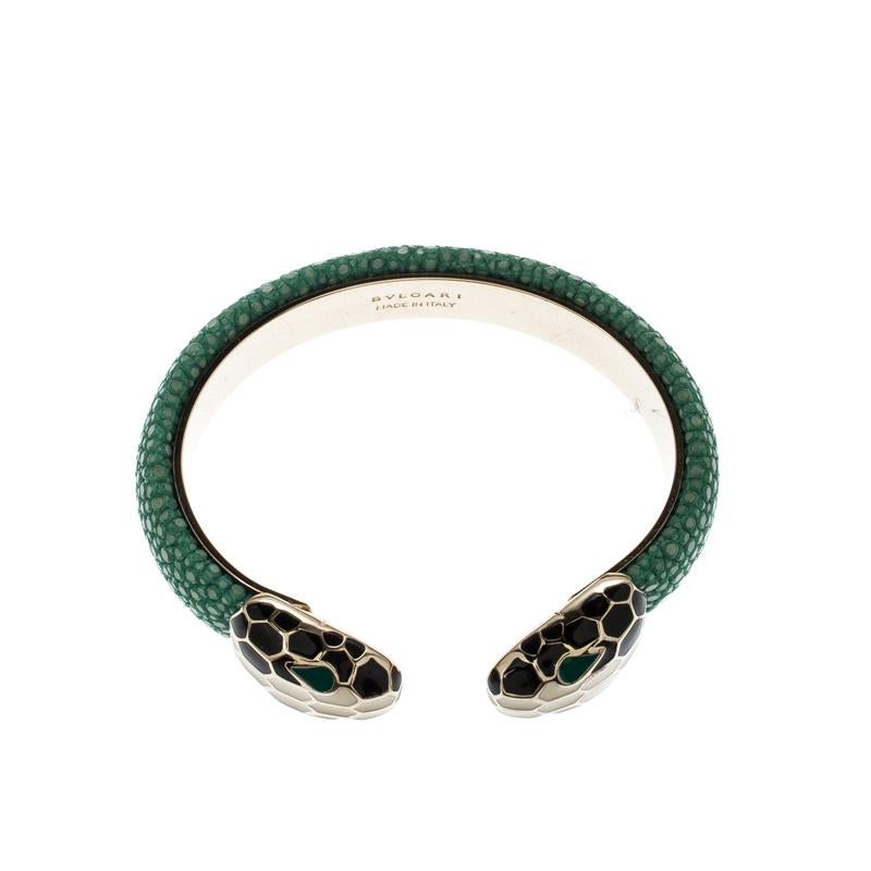 Bvlgari Serpenti Emaille Grüne Galuchat-Kleidung Gold  Leder-Armband mit offener Manschette Damen